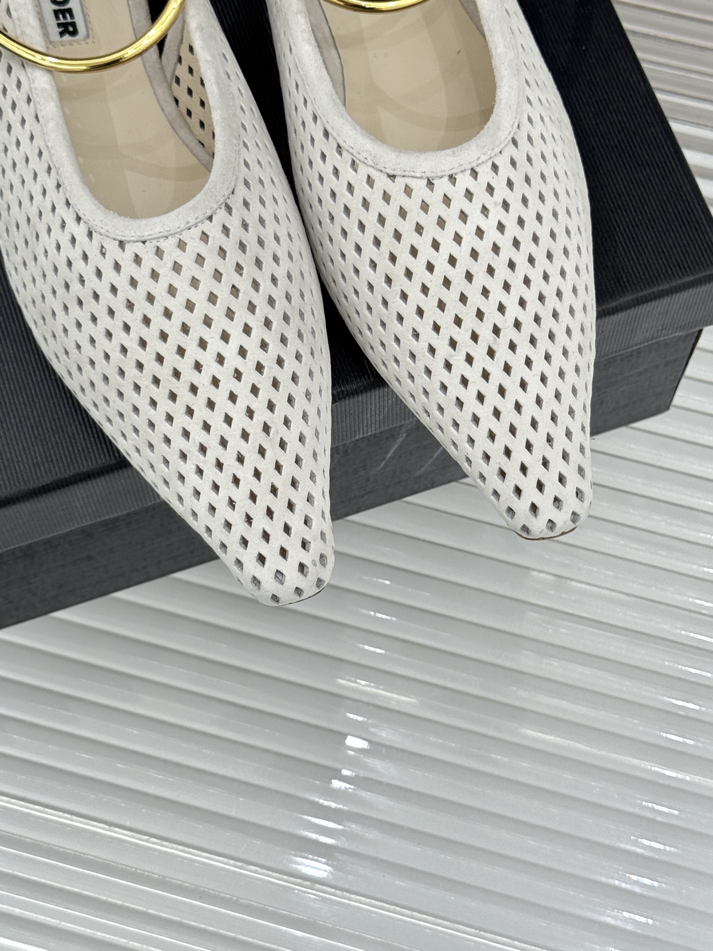 Jil Sander/吉尔桑达26WF新品镂空脚环平底芭蕾舞鞋以极简美学重构优雅日常。利落鞋型搭配精致镂