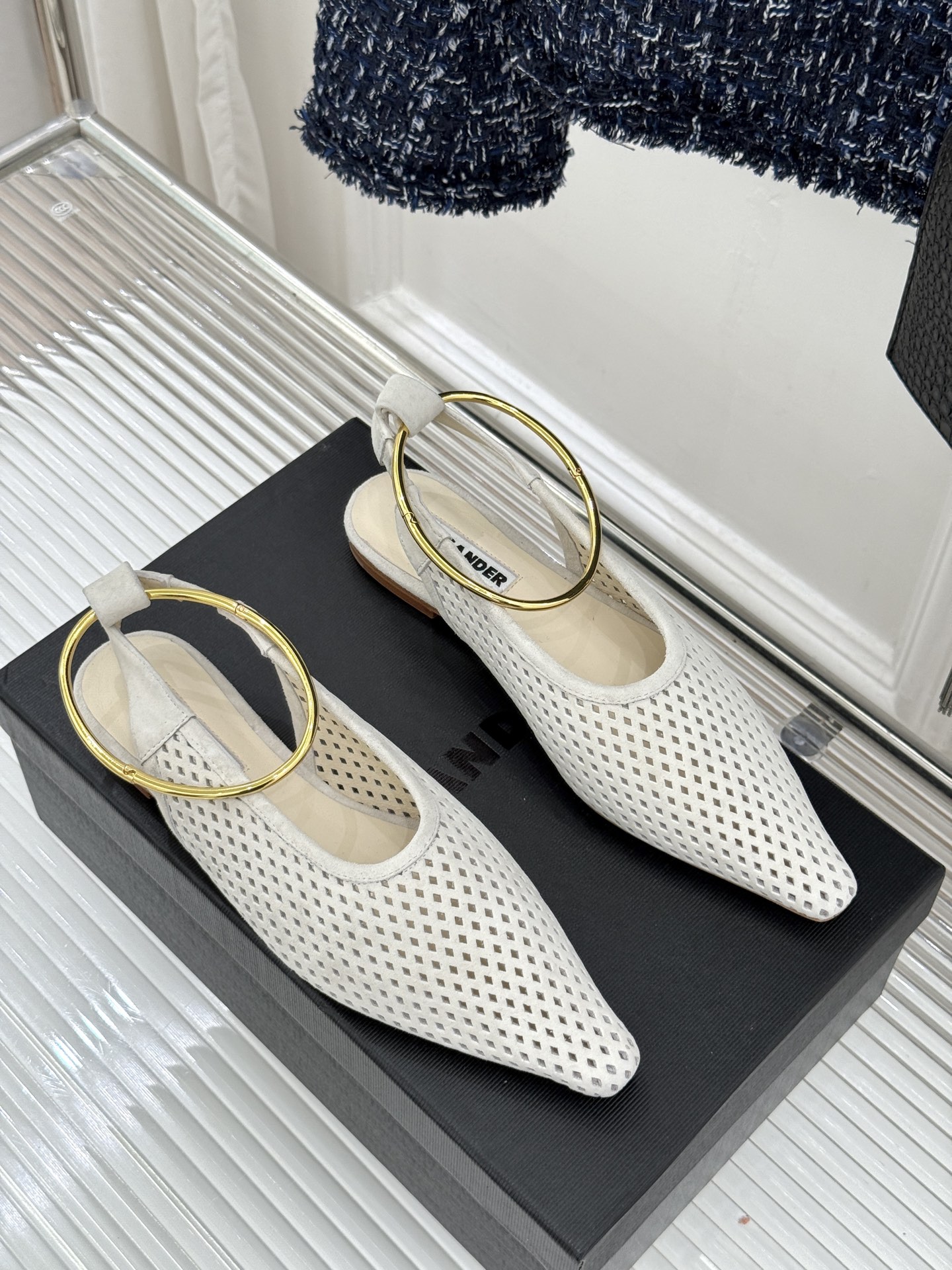 Jil Sander/吉尔桑达26WF新品镂空脚环平底芭蕾舞鞋以极简美学重构优雅日常。利落鞋型搭配精致镂
