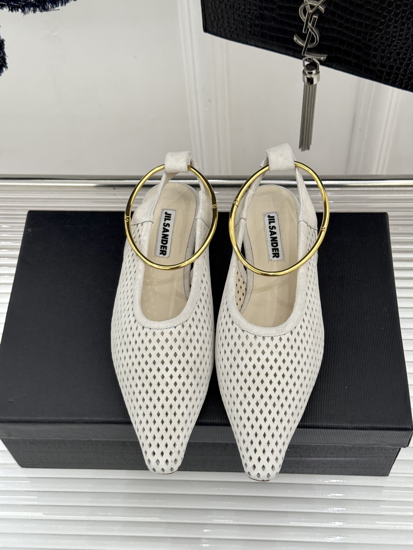 Jil Sander/吉尔桑达26WF新品镂空脚环平底芭蕾舞鞋以极简美学重构优雅日常。利落鞋型搭配精致镂