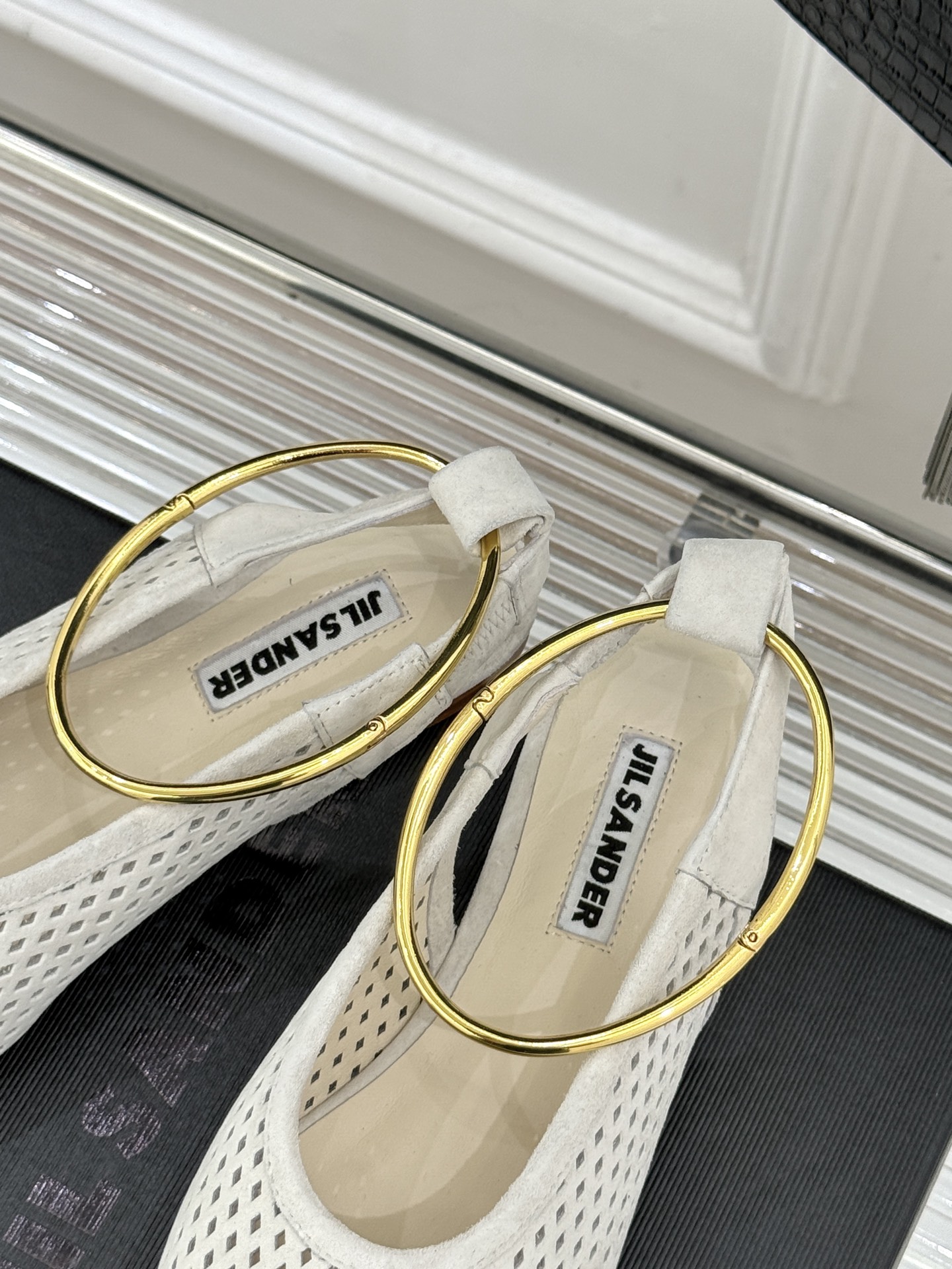 Jil Sander/吉尔桑达26WF新品镂空脚环平底芭蕾舞鞋以极简美学重构优雅日常。利落鞋型搭配精致镂