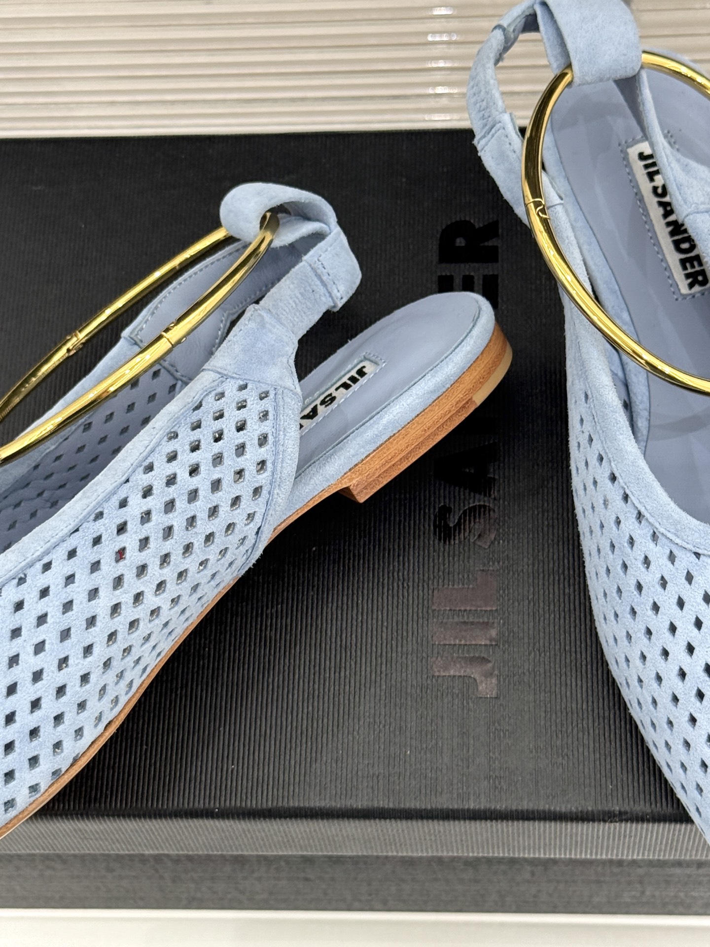 Jil Sander/吉尔桑达26WF新品镂空脚环平底芭蕾舞鞋以极简美学重构优雅日常。利落鞋型搭配精致镂