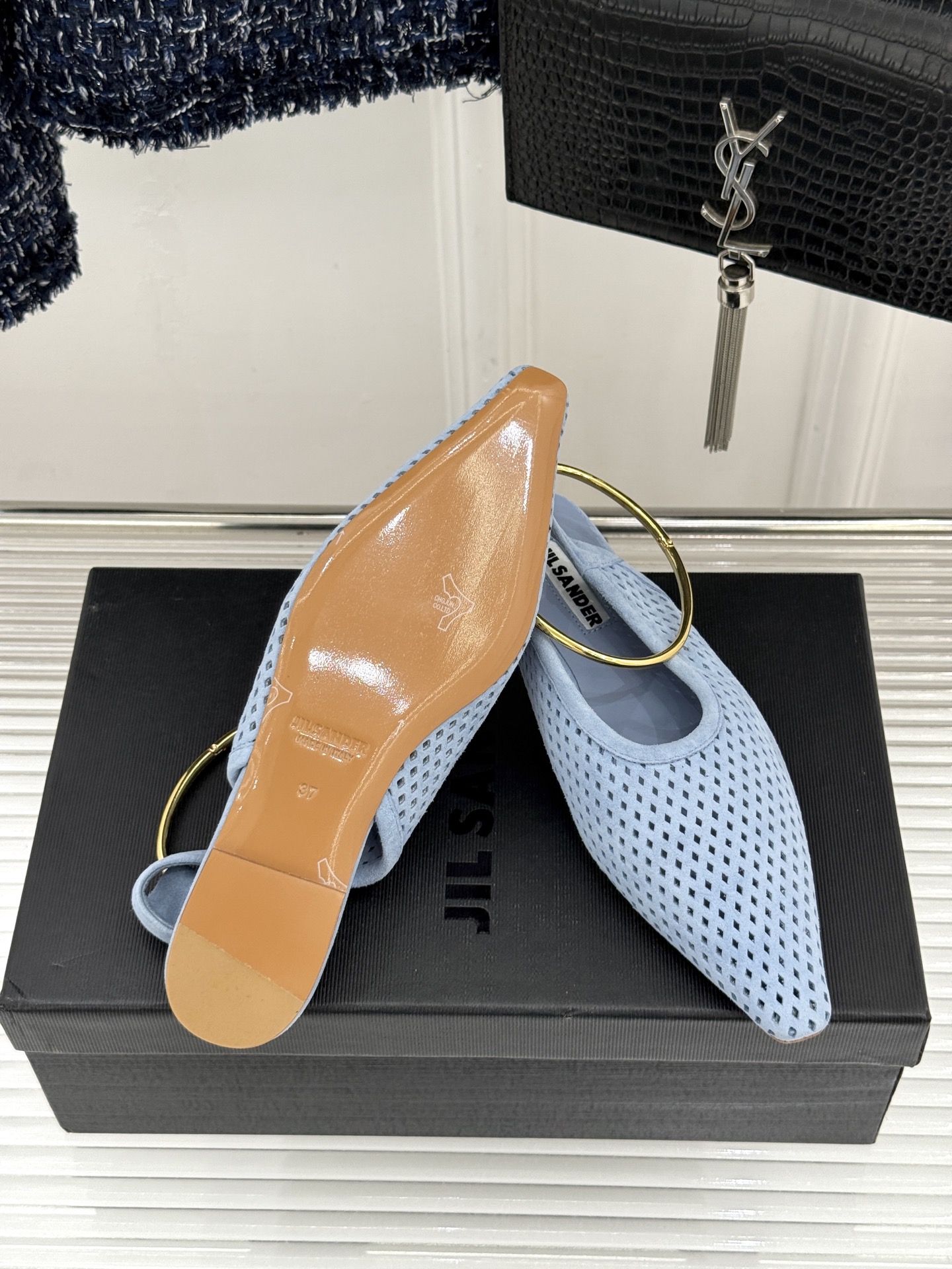 Jil Sander/吉尔桑达26WF新品镂空脚环平底芭蕾舞鞋以极简美学重构优雅日常。利落鞋型搭配精致镂