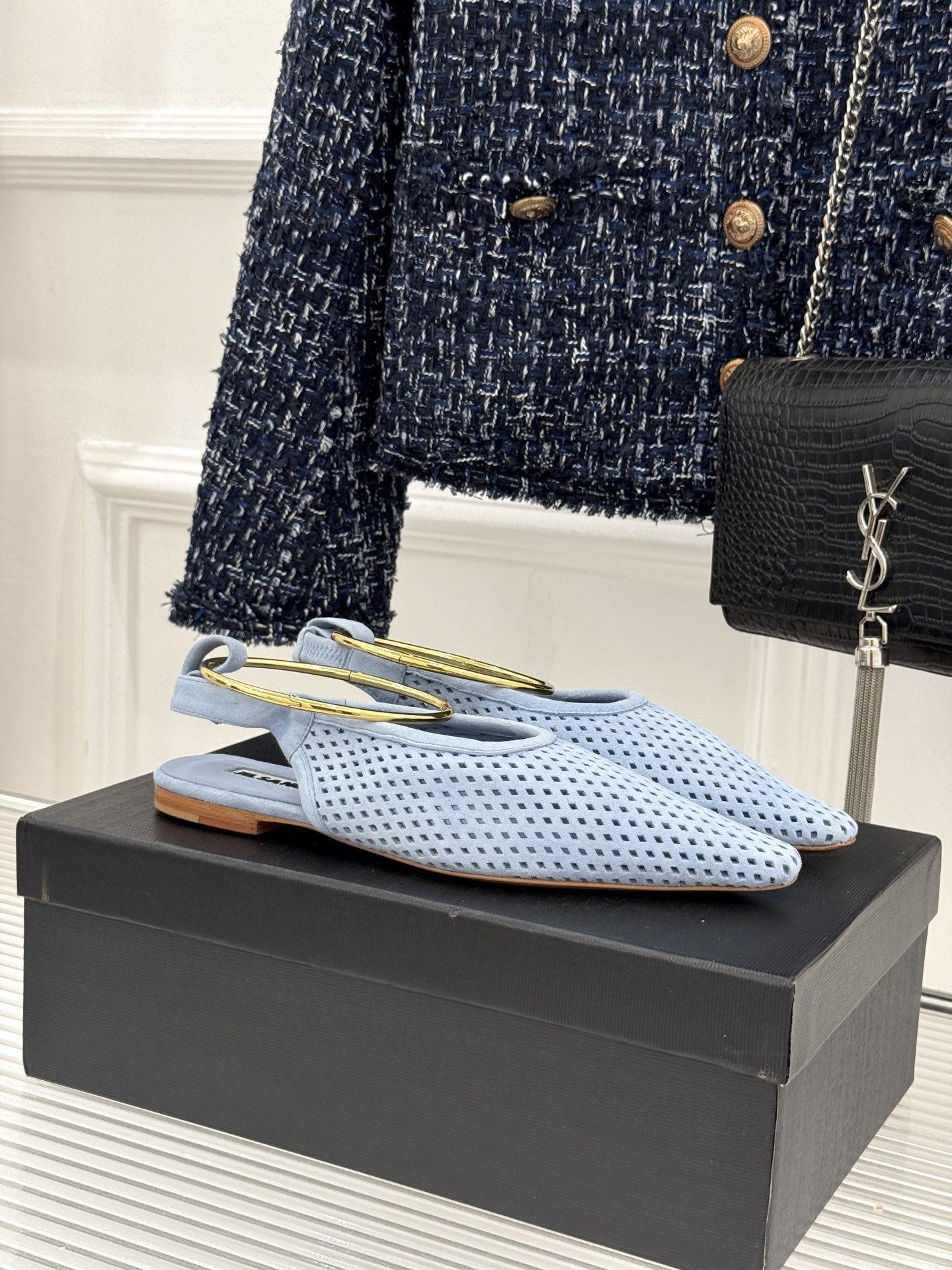 Jil Sander/吉尔桑达26WF新品镂空脚环平底芭蕾舞鞋以极简美学重构优雅日常。利落鞋型搭配精致镂