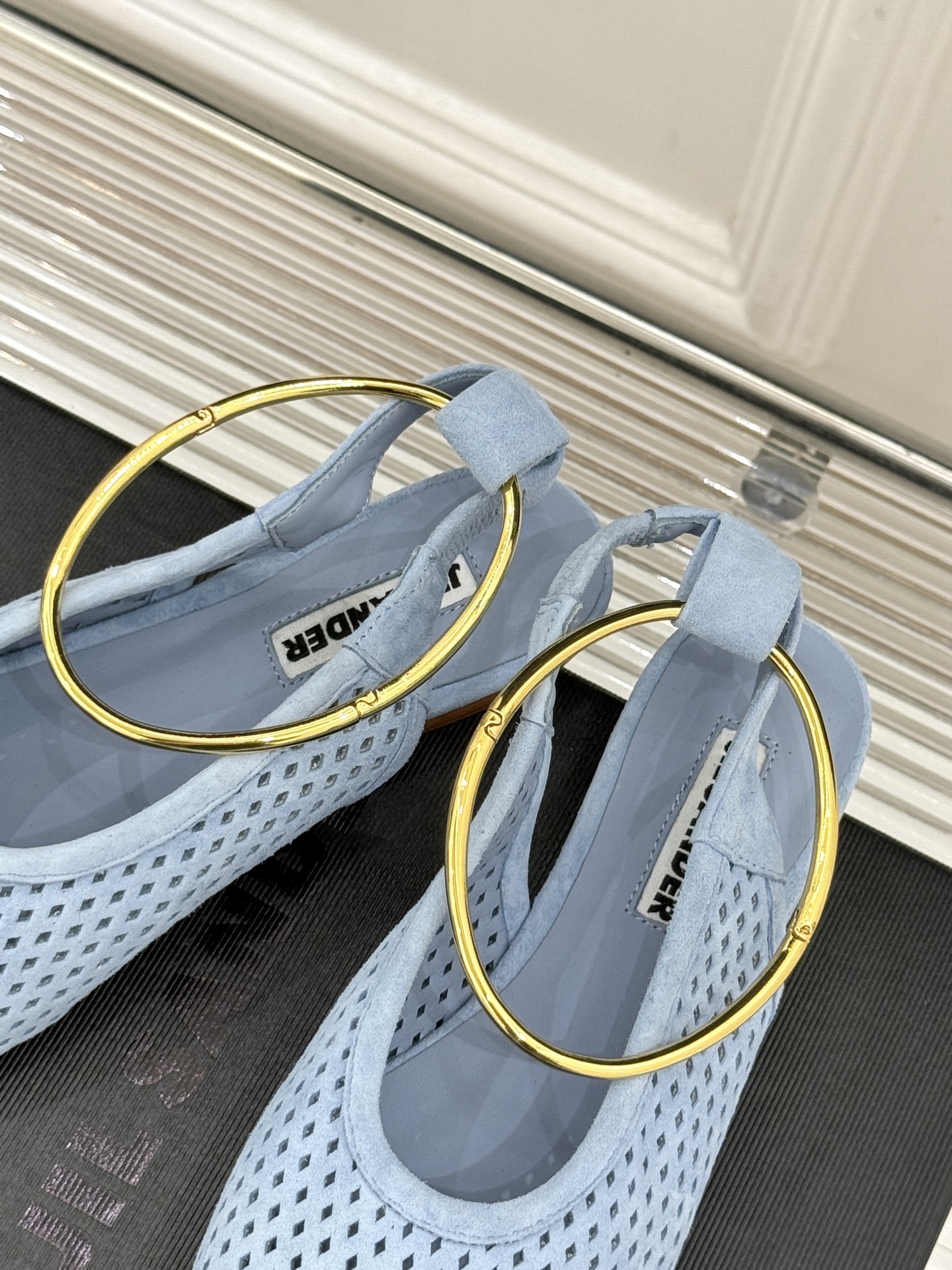 Jil Sander/吉尔桑达26WF新品镂空脚环平底芭蕾舞鞋以极简美学重构优雅日常。利落鞋型搭配精致镂