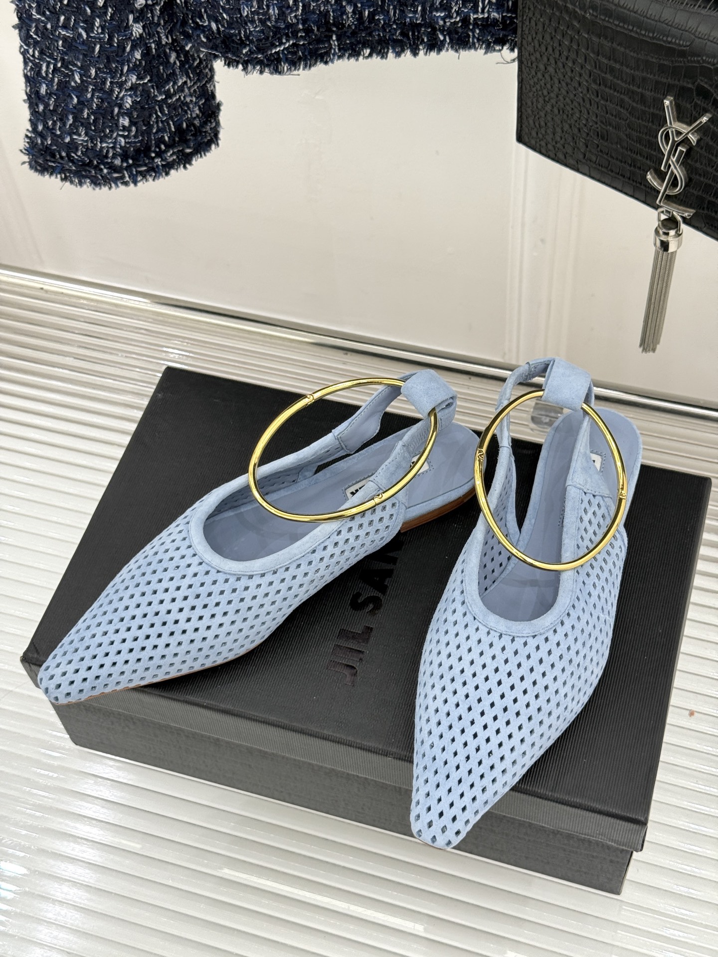 Jil Sander/吉尔桑达26WF新品镂空脚环平底芭蕾舞鞋以极简美学重构优雅日常。利落鞋型搭配精致镂