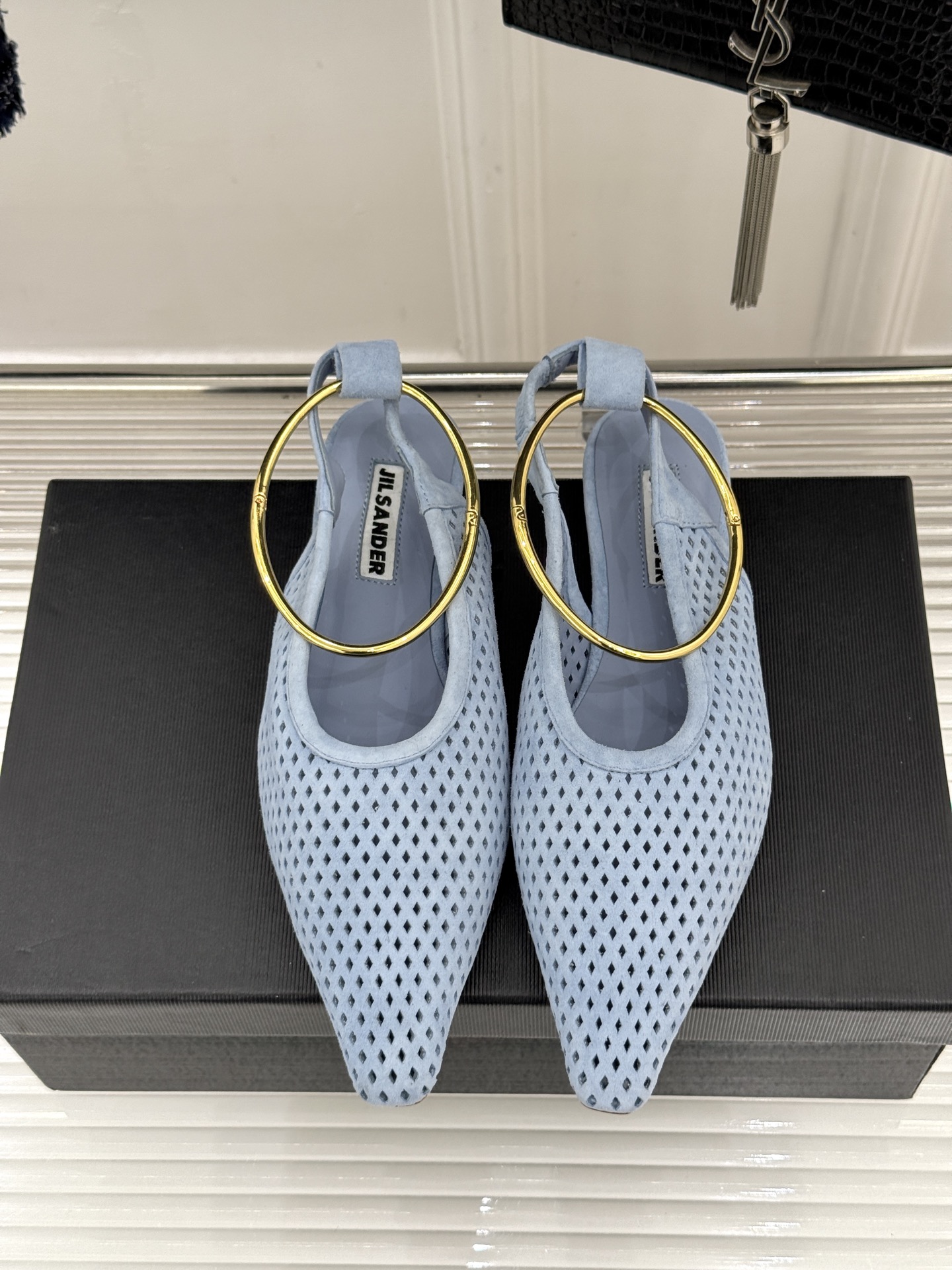 Jil Sander/吉尔桑达26WF新品镂空脚环平底芭蕾舞鞋以极简美学重构优雅日常。利落鞋型搭配精致镂