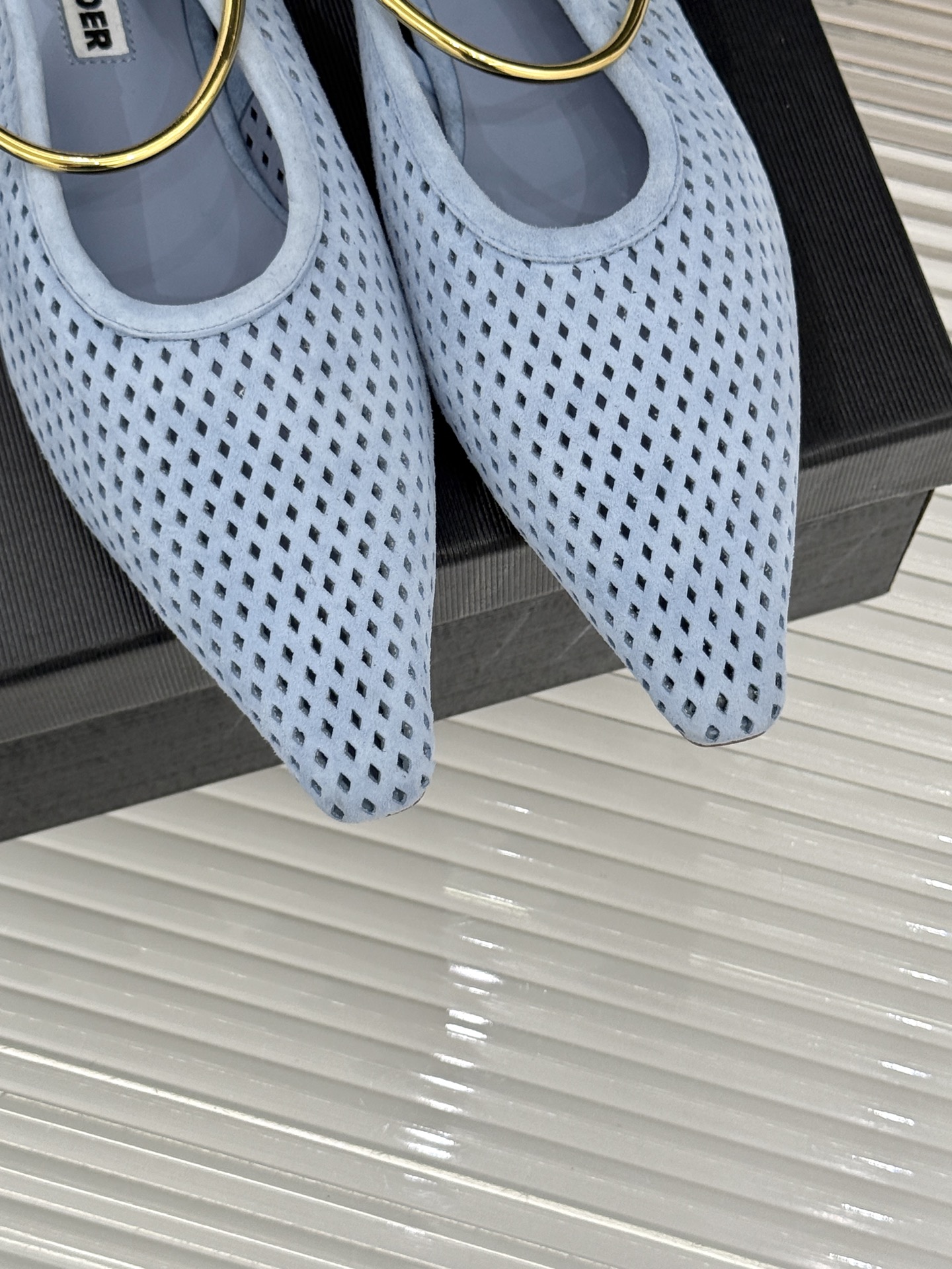 Jil Sander/吉尔桑达26WF新品镂空脚环平底芭蕾舞鞋以极简美学重构优雅日常。利落鞋型搭配精致镂