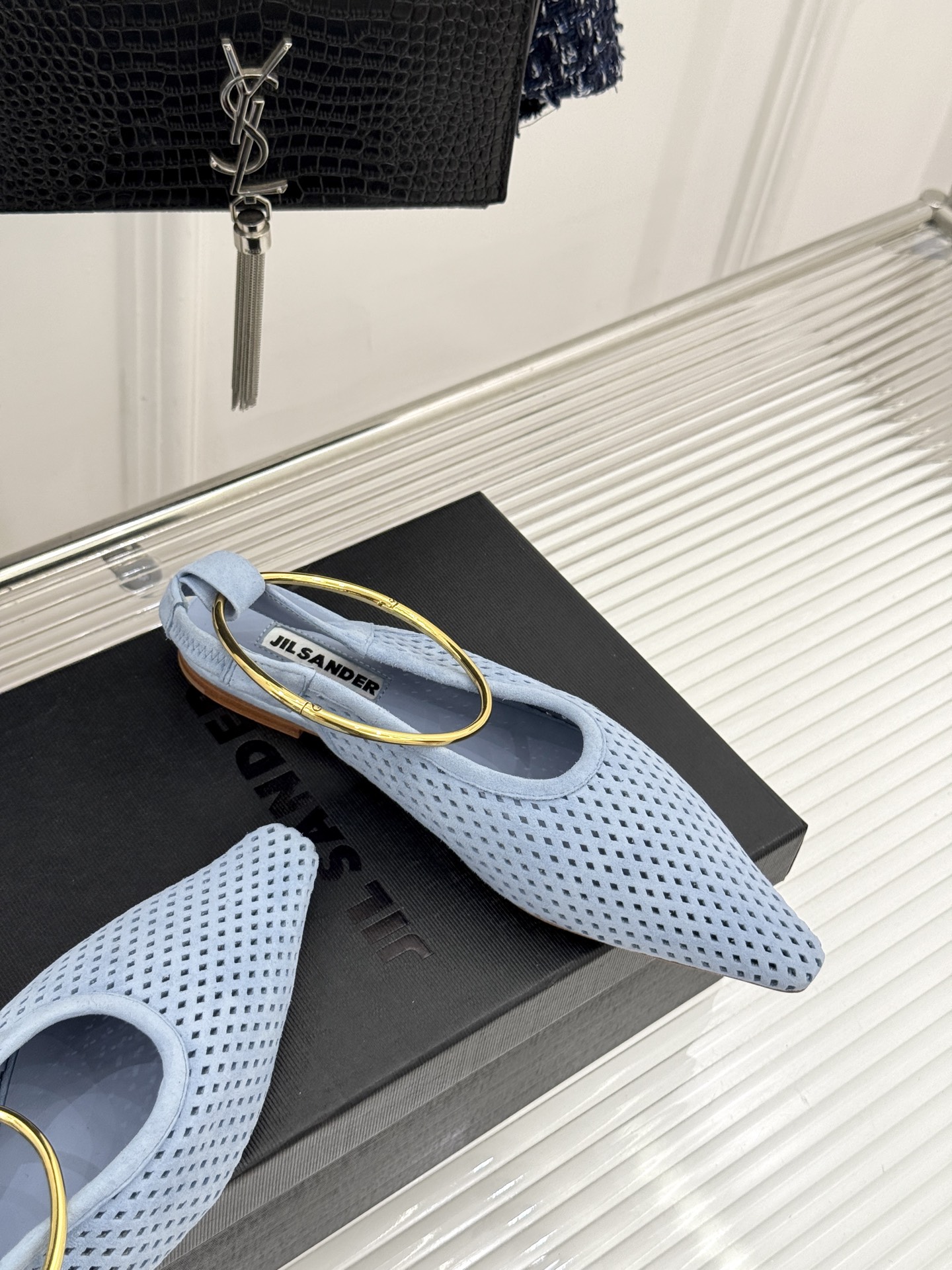 Jil Sander/吉尔桑达26WF新品镂空脚环平底芭蕾舞鞋以极简美学重构优雅日常。利落鞋型搭配精致镂