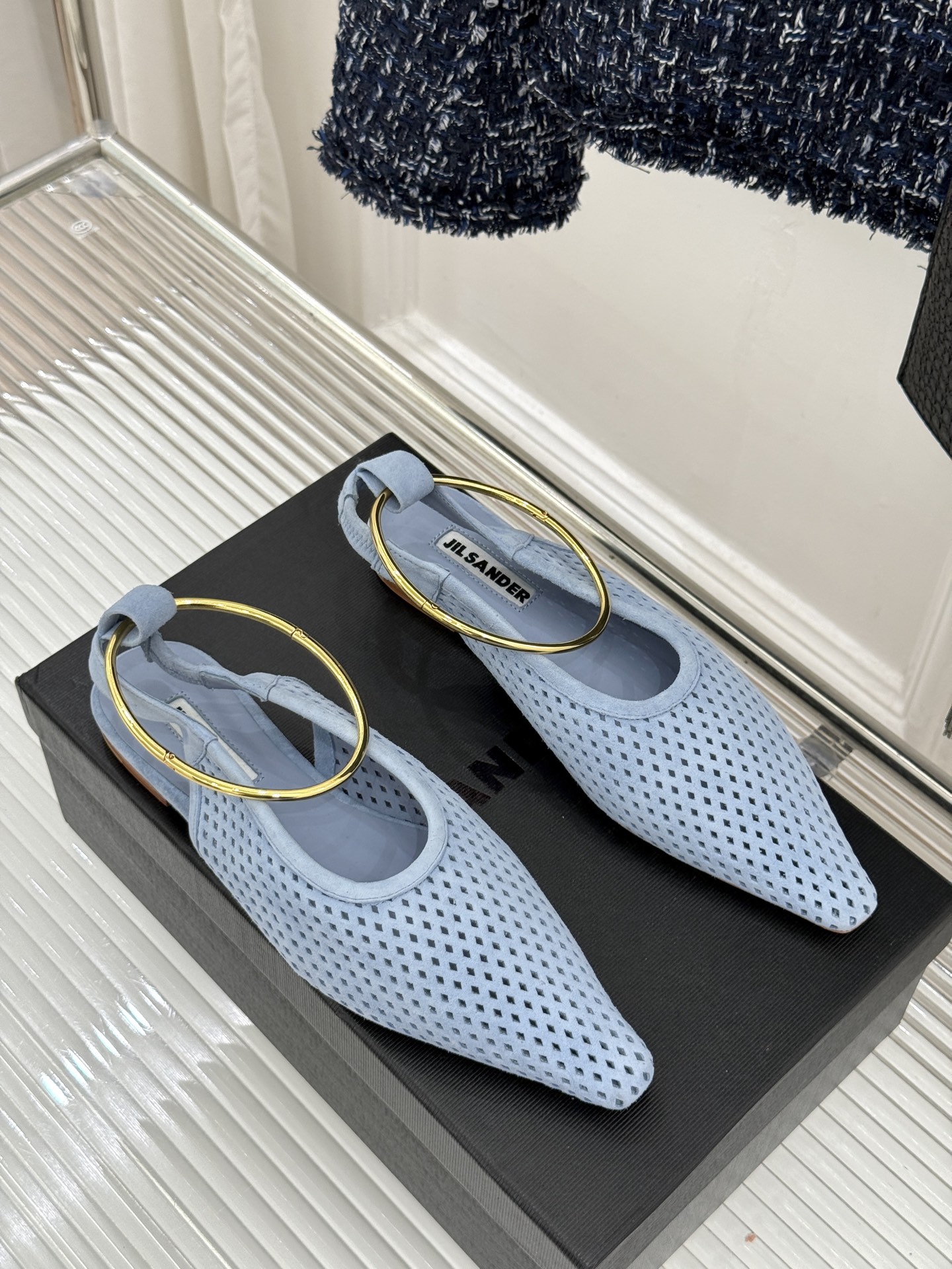 Jil Sander/吉尔桑达26WF新品镂空脚环平底芭蕾舞鞋以极简美学重构优雅日常。利落鞋型搭配精致镂