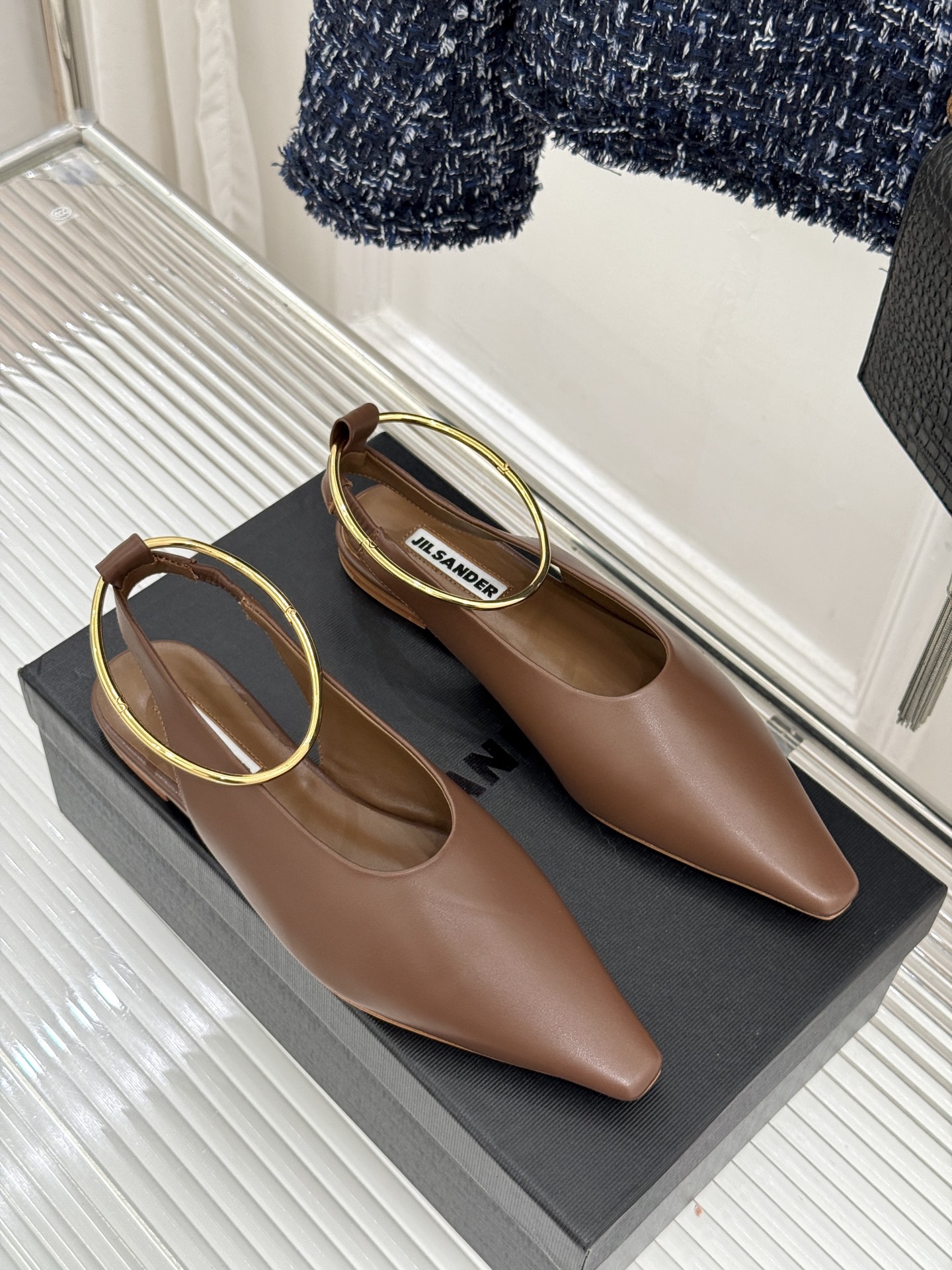 Jil Sander/吉尔桑达26WF新品镂空脚环平底芭蕾舞鞋以极简美学重构优雅日常。利落鞋型搭配精致镂