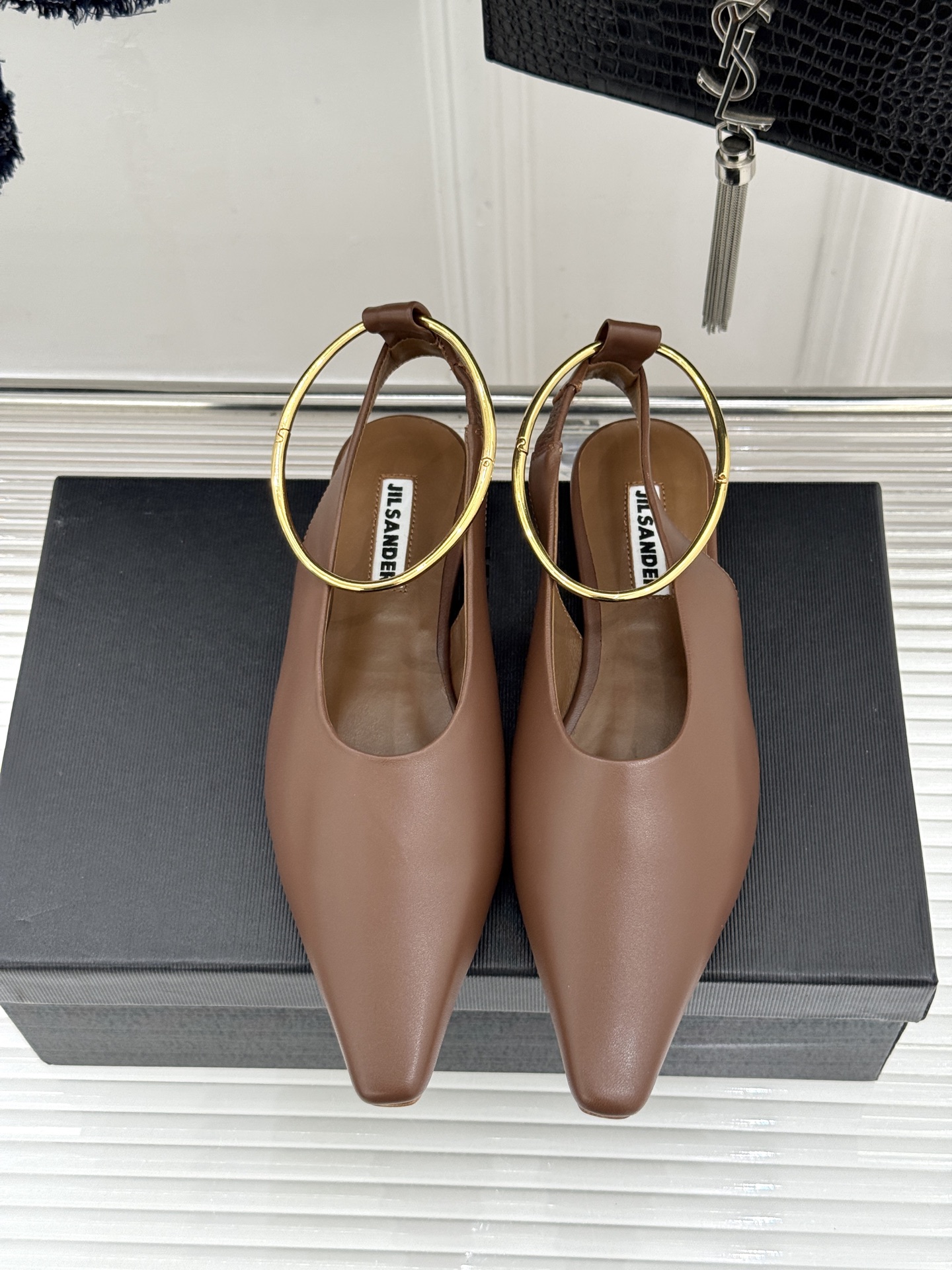 Jil Sander/吉尔桑达26WF新品镂空脚环平底芭蕾舞鞋以极简美学重构优雅日常。利落鞋型搭配精致镂