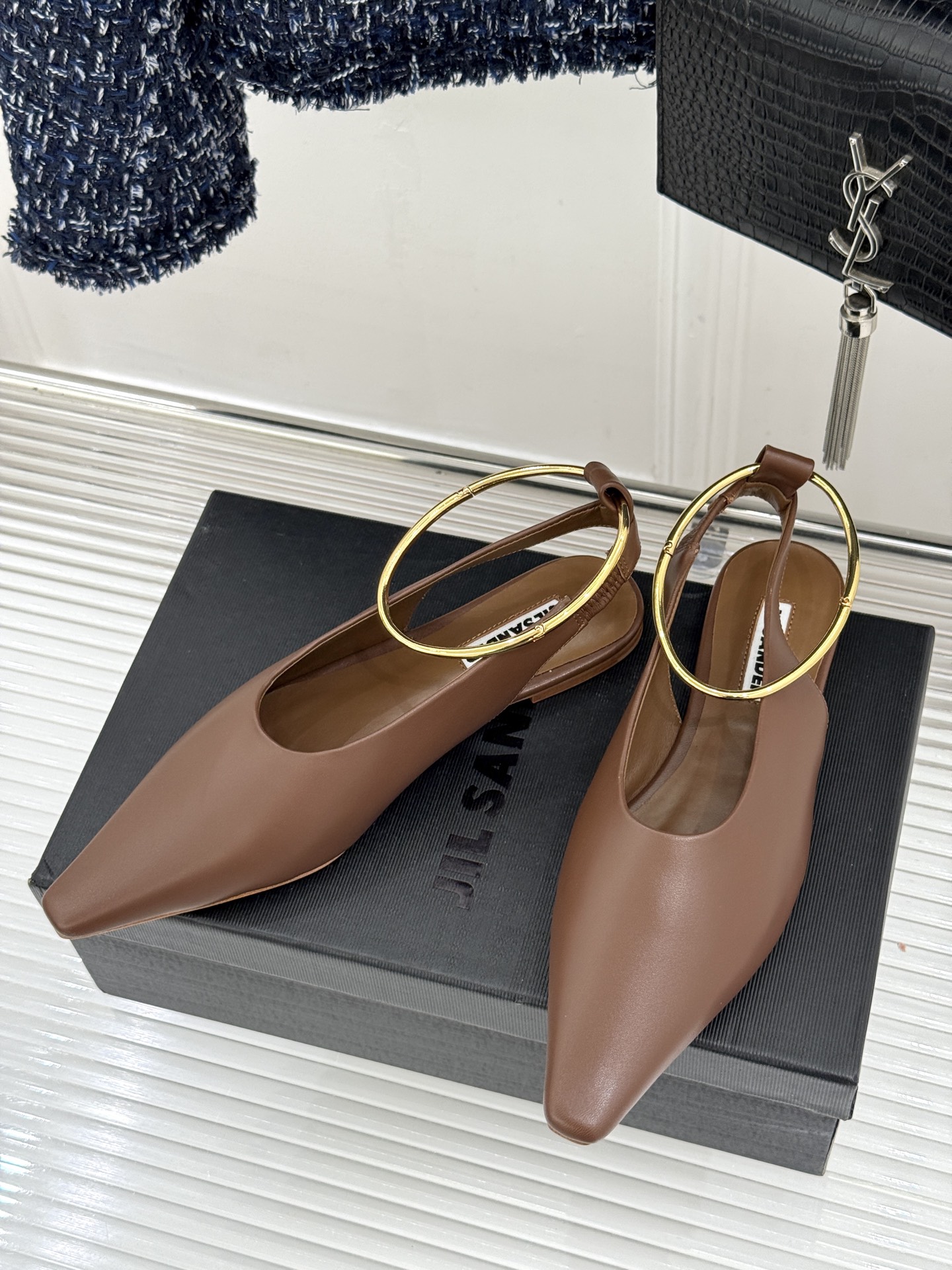 Jil Sander/吉尔桑达26WF新品镂空脚环平底芭蕾舞鞋以极简美学重构优雅日常。利落鞋型搭配精致镂