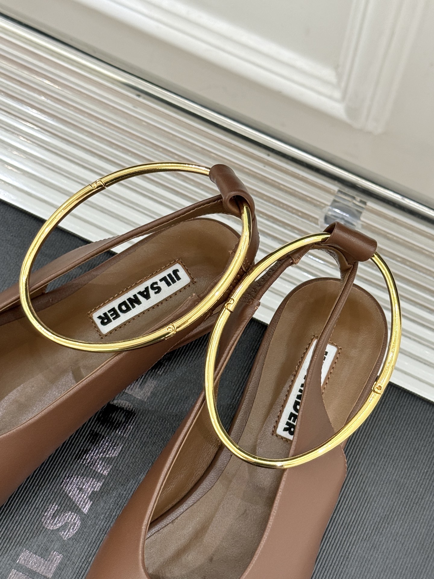 Jil Sander/吉尔桑达26WF新品镂空脚环平底芭蕾舞鞋以极简美学重构优雅日常。利落鞋型搭配精致镂