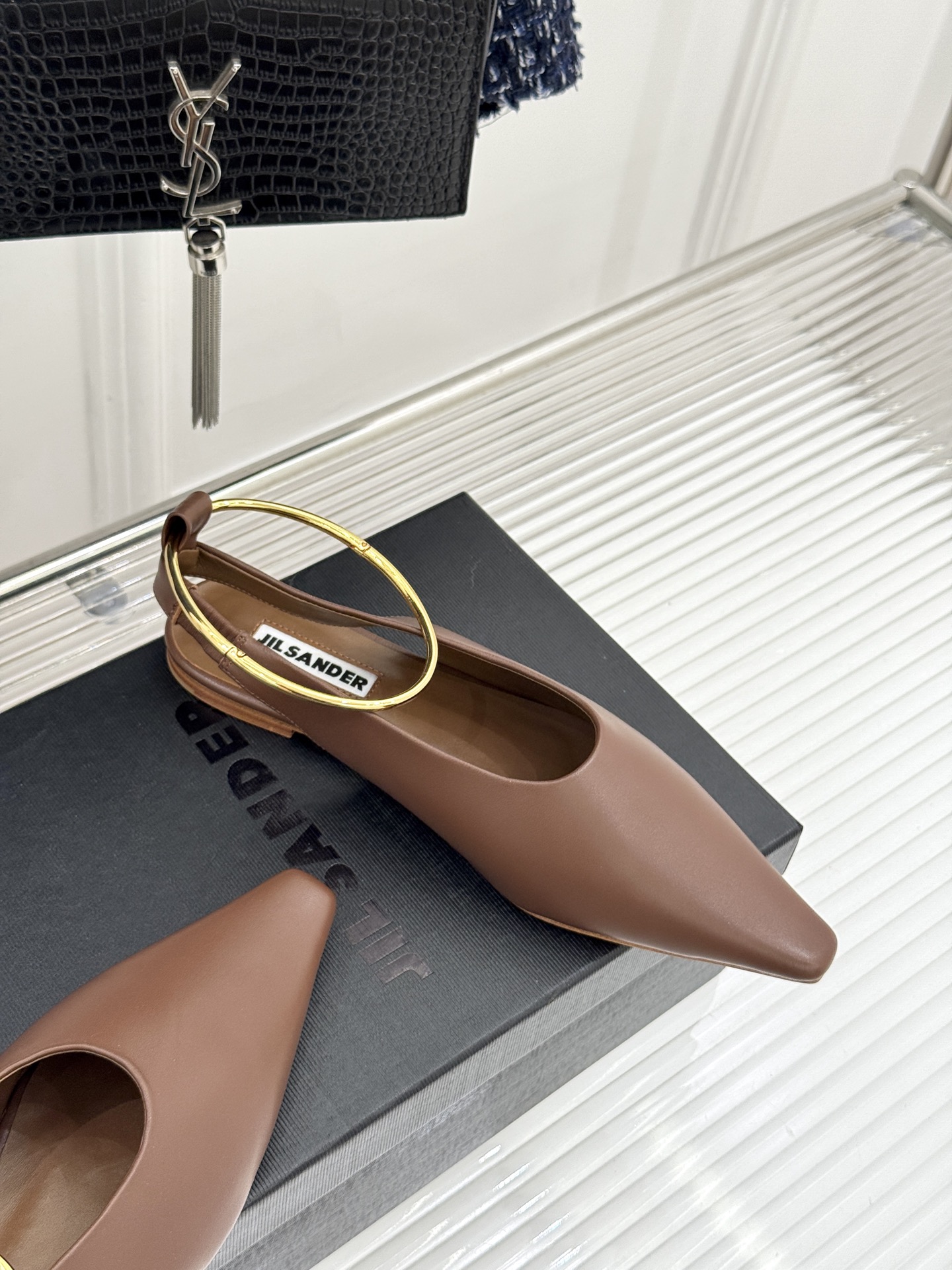 Jil Sander/吉尔桑达26WF新品镂空脚环平底芭蕾舞鞋以极简美学重构优雅日常。利落鞋型搭配精致镂