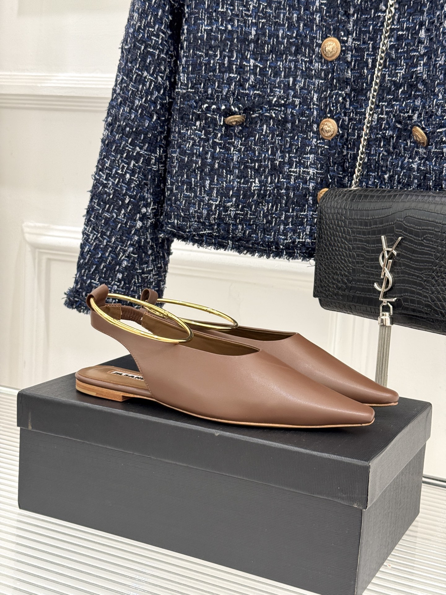 Jil Sander/吉尔桑达26WF新品镂空脚环平底芭蕾舞鞋以极简美学重构优雅日常。利落鞋型搭配精致镂