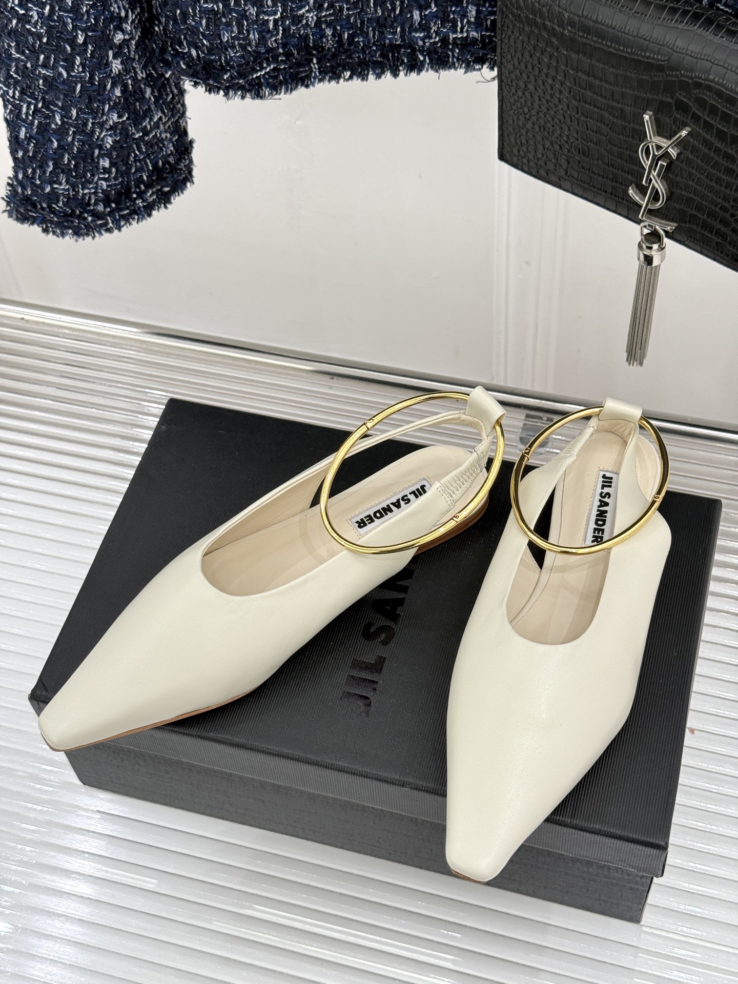 Jil Sander/吉尔桑达26WF新品镂空脚环平底芭蕾舞鞋以极简美学重构优雅日常。利落鞋型搭配精致镂