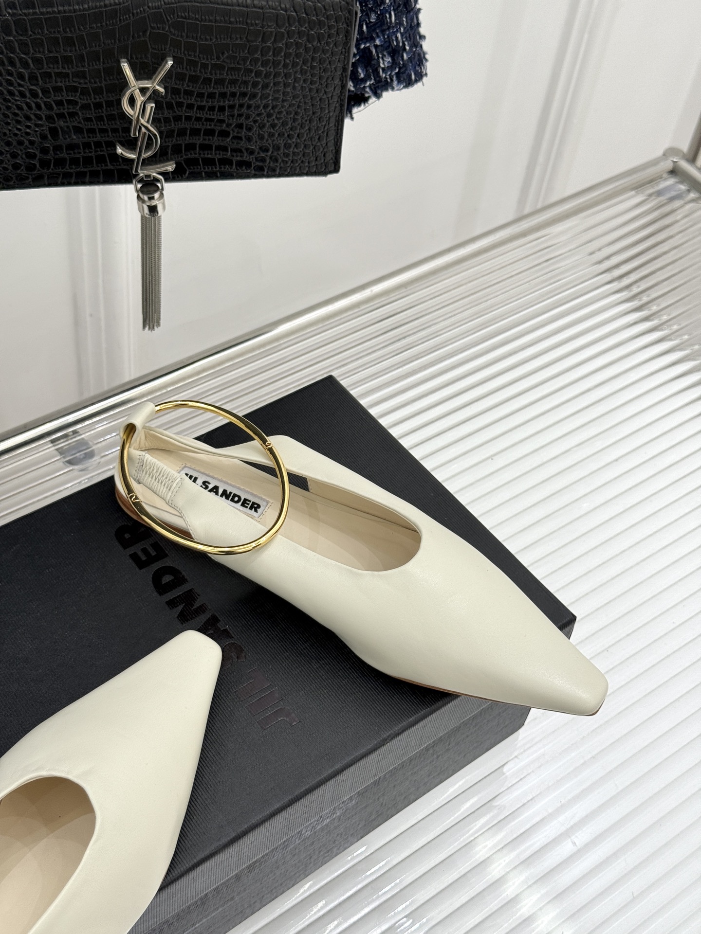 Jil Sander/吉尔桑达26WF新品镂空脚环平底芭蕾舞鞋以极简美学重构优雅日常。利落鞋型搭配精致镂