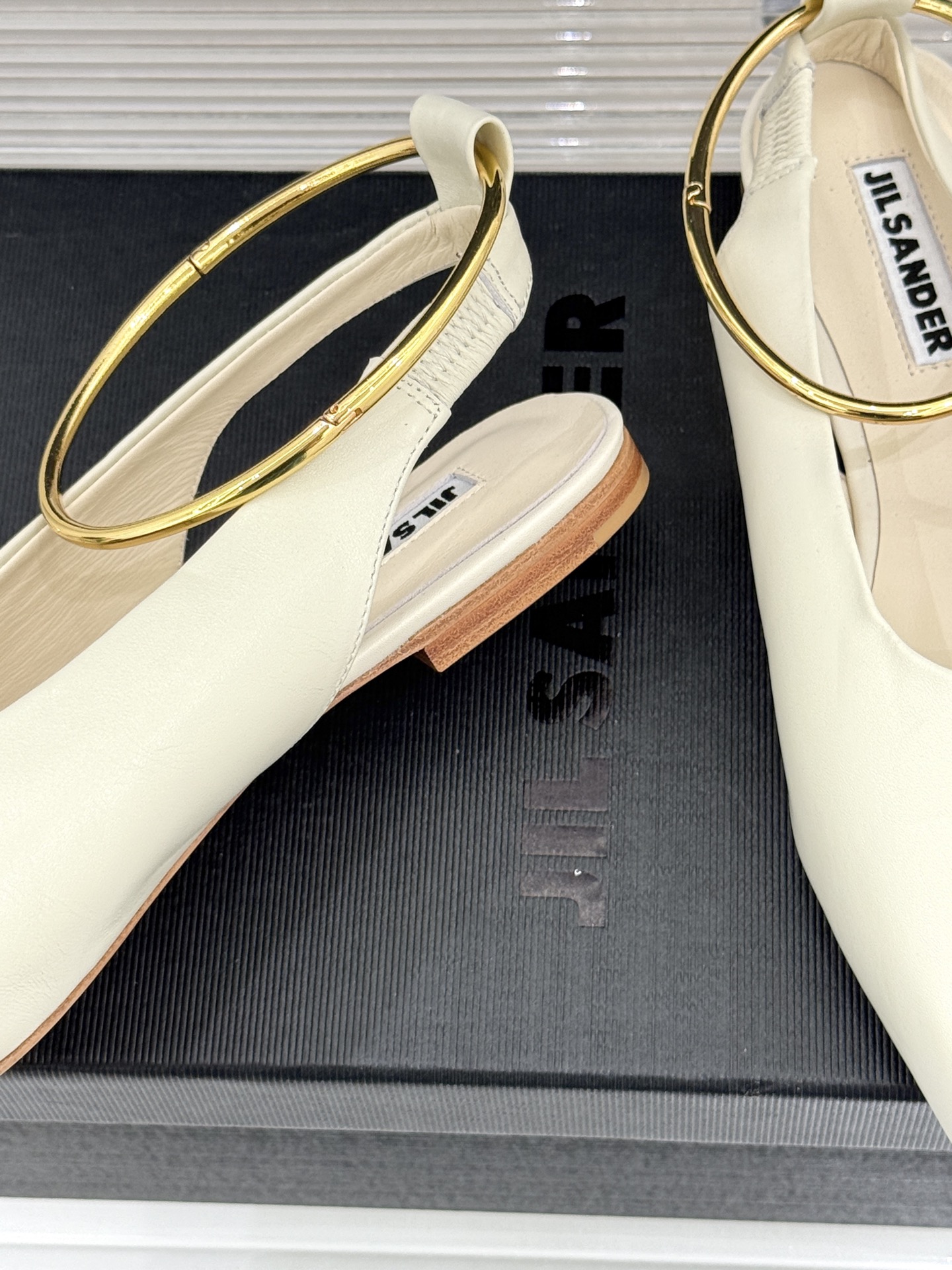 Jil Sander/吉尔桑达26WF新品镂空脚环平底芭蕾舞鞋以极简美学重构优雅日常。利落鞋型搭配精致镂