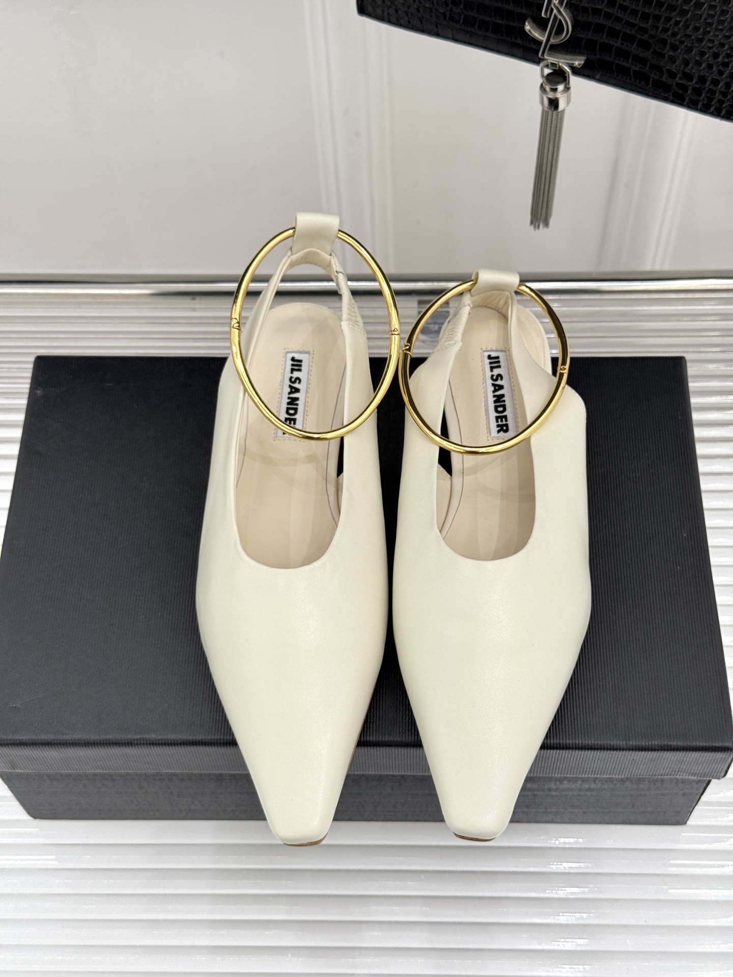 Jil Sander/吉尔桑达26WF新品镂空脚环平底芭蕾舞鞋以极简美学重构优雅日常。利落鞋型搭配精致镂