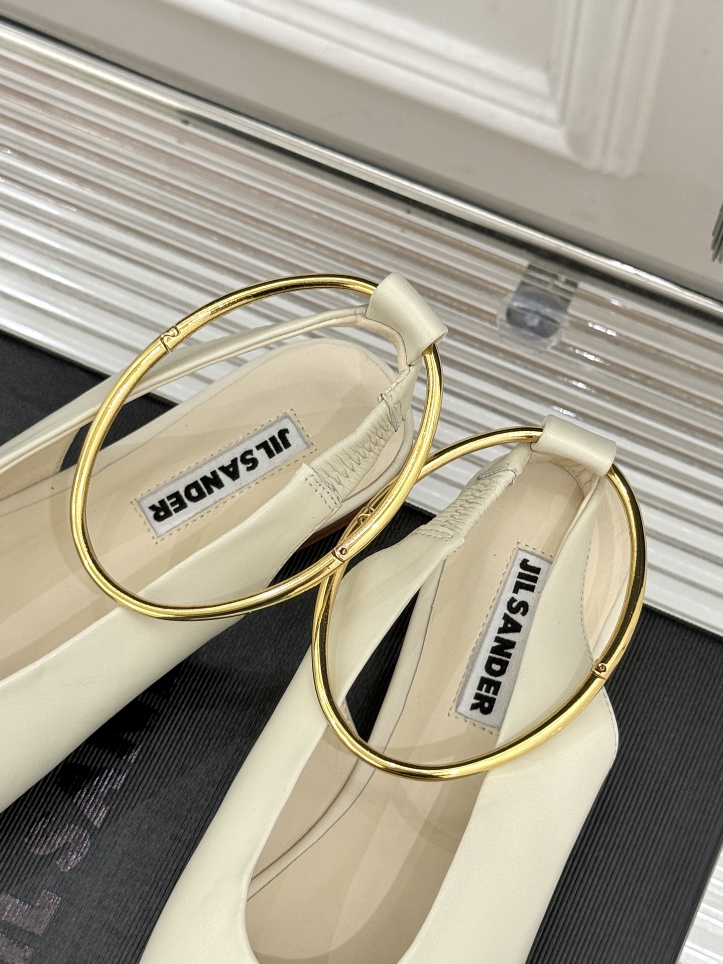 Jil Sander/吉尔桑达26WF新品镂空脚环平底芭蕾舞鞋以极简美学重构优雅日常。利落鞋型搭配精致镂