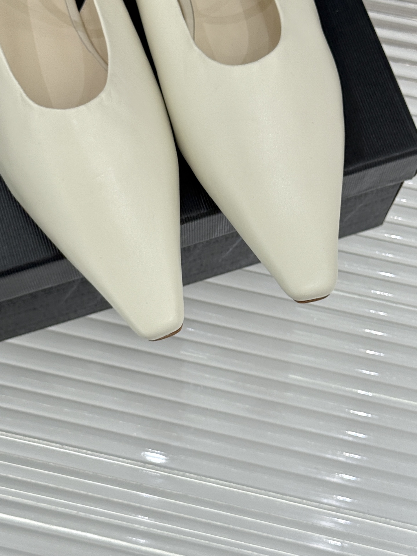 Jil Sander/吉尔桑达26WF新品镂空脚环平底芭蕾舞鞋以极简美学重构优雅日常。利落鞋型搭配精致镂