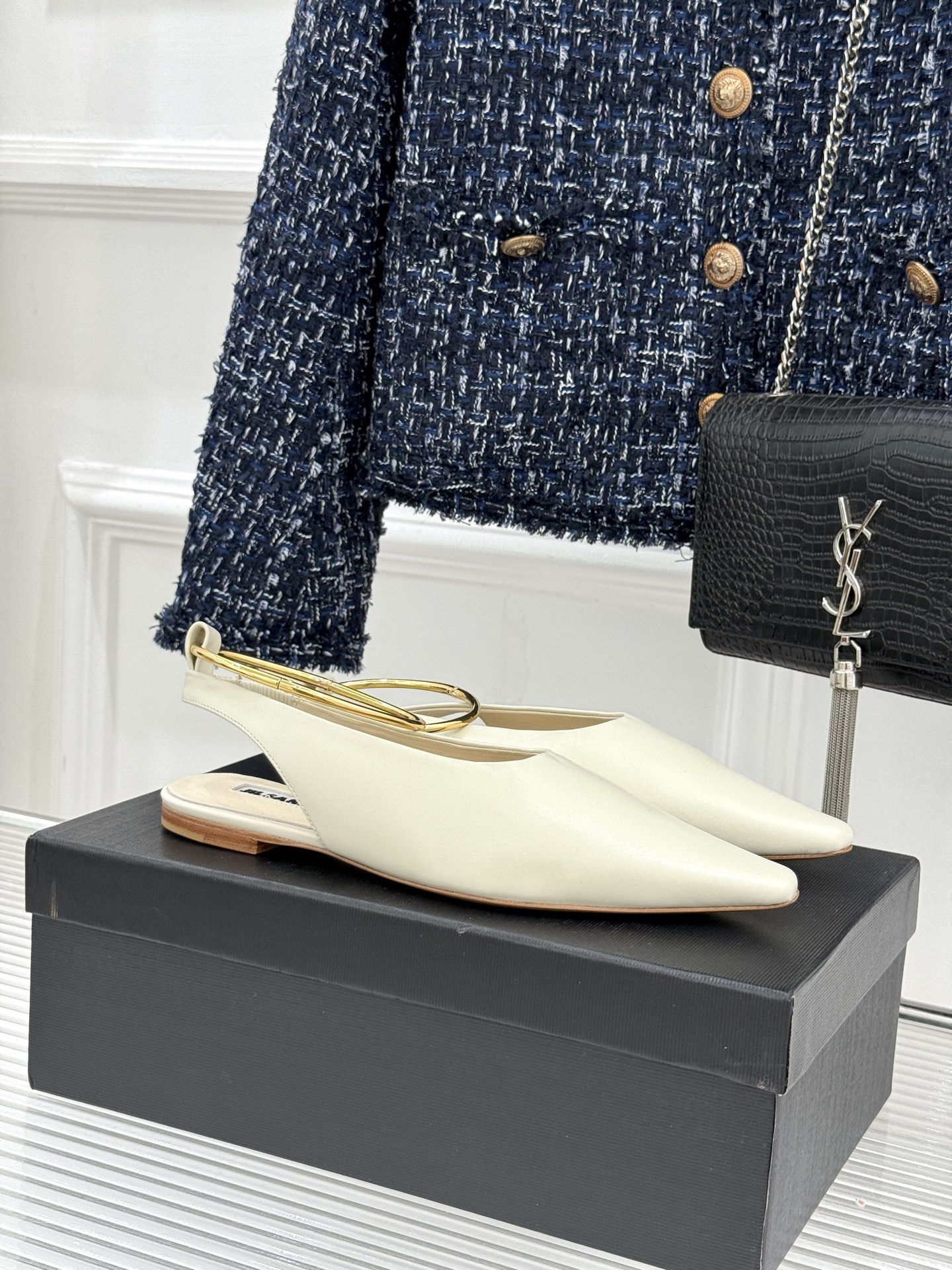 Jil Sander/吉尔桑达26WF新品镂空脚环平底芭蕾舞鞋以极简美学重构优雅日常。利落鞋型搭配精致镂