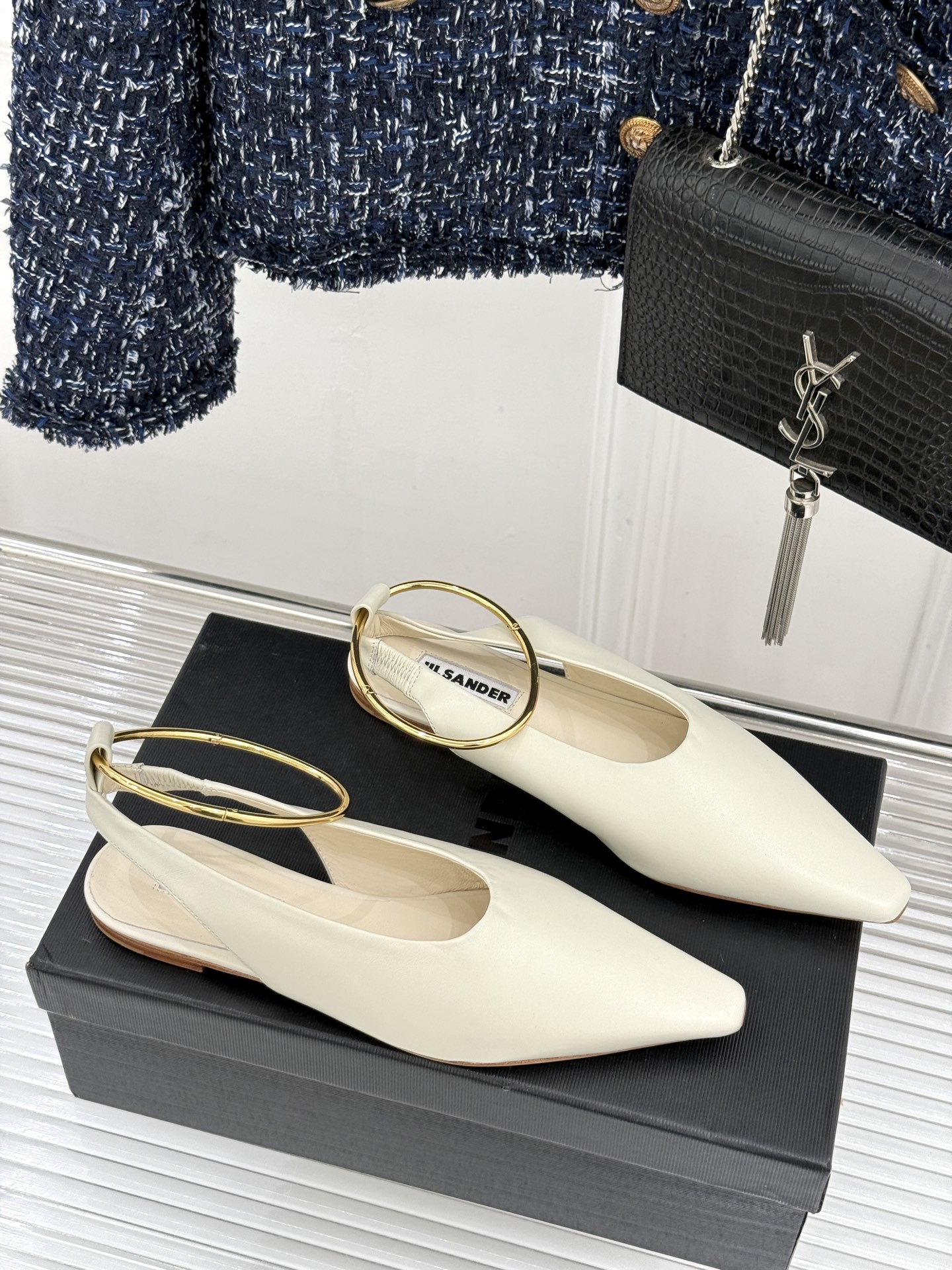 Jil Sander/吉尔桑达26WF新品镂空脚环平底芭蕾舞鞋以极简美学重构优雅日常。利落鞋型搭配精致镂