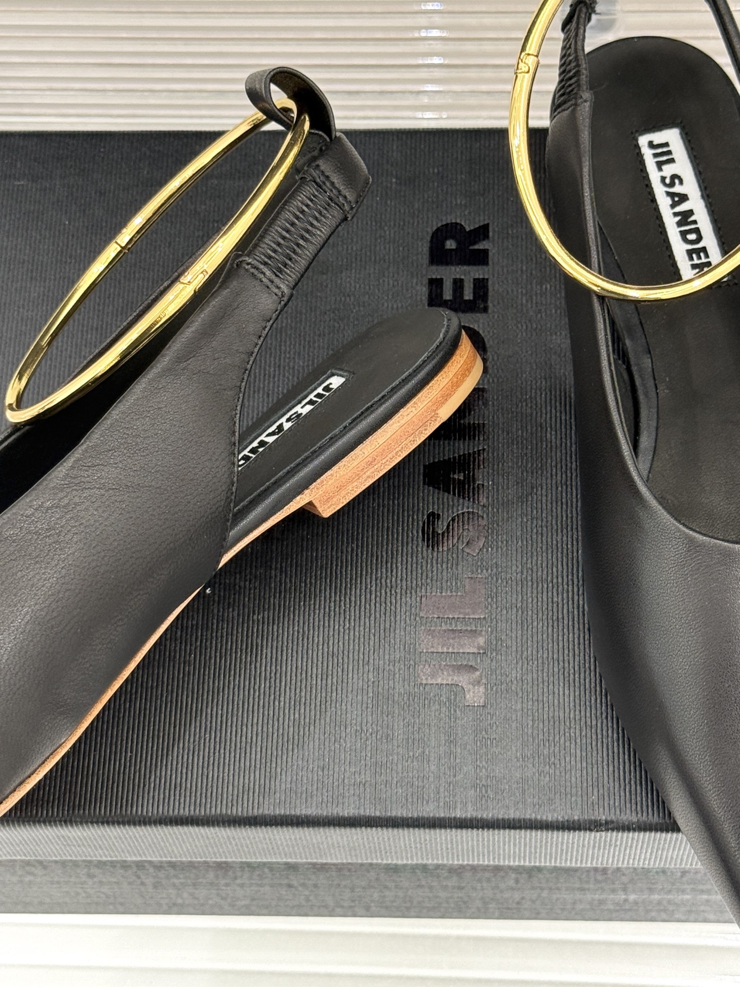 Jil Sander/吉尔桑达26WF新品镂空脚环平底芭蕾舞鞋以极简美学重构优雅日常。利落鞋型搭配精致镂