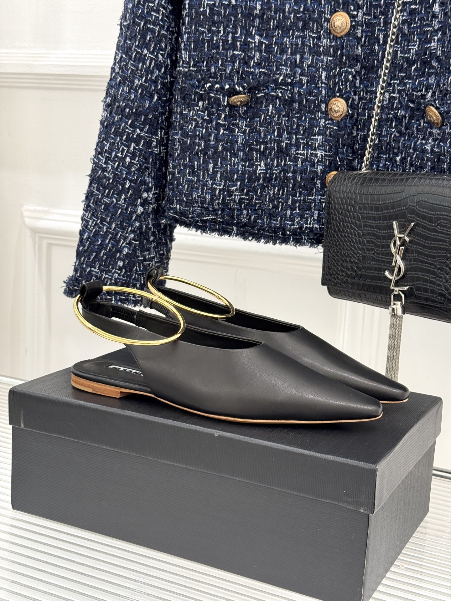 Jil Sander/吉尔桑达26WF新品镂空脚环平底芭蕾舞鞋以极简美学重构优雅日常。利落鞋型搭配精致镂