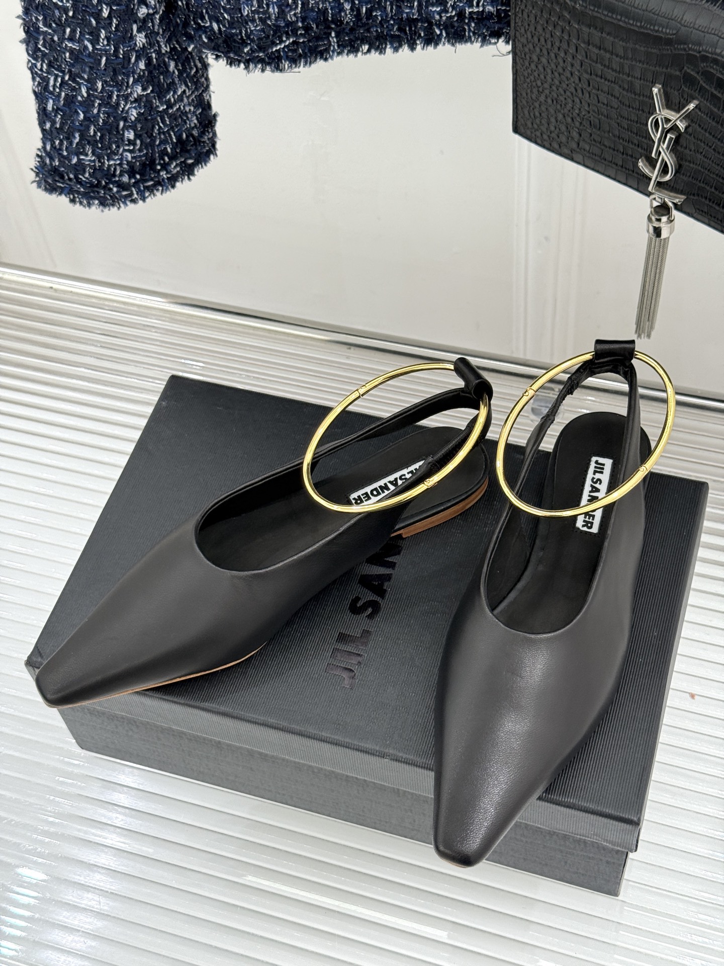 Jil Sander/吉尔桑达26WF新品镂空脚环平底芭蕾舞鞋以极简美学重构优雅日常。利落鞋型搭配精致镂