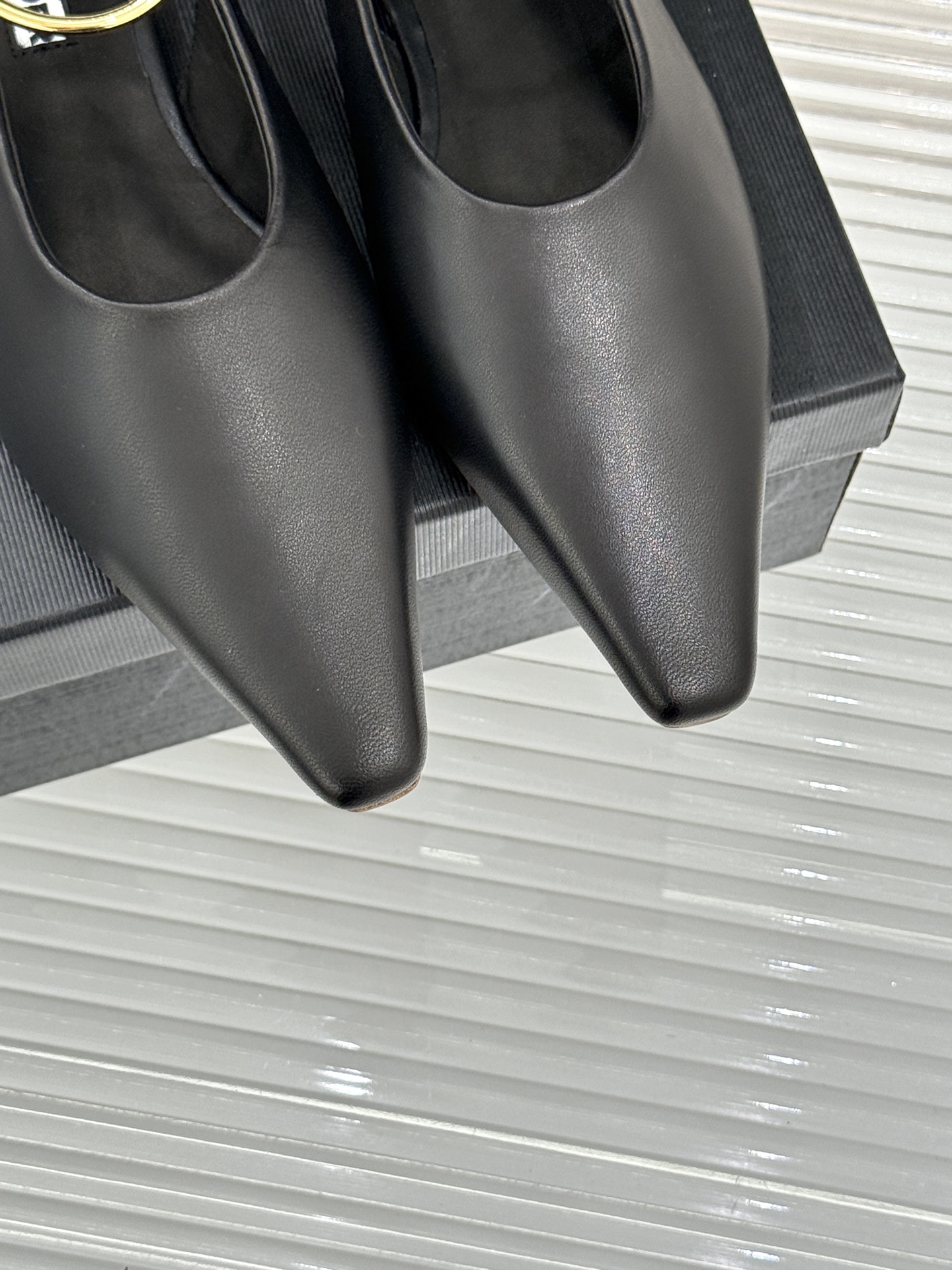 Jil Sander/吉尔桑达26WF新品镂空脚环平底芭蕾舞鞋以极简美学重构优雅日常。利落鞋型搭配精致镂