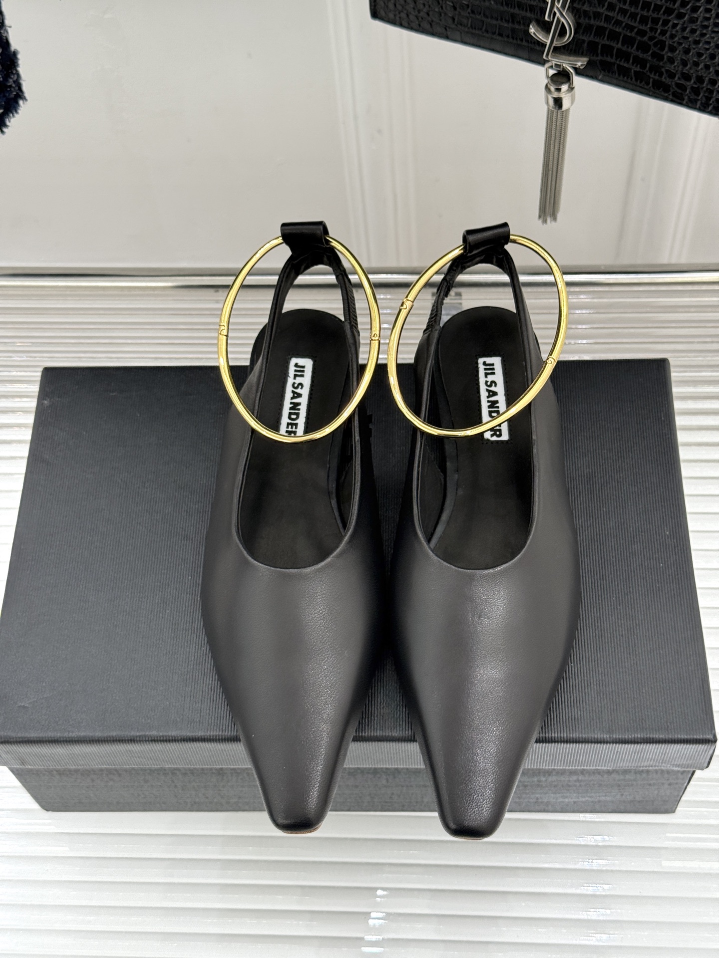 Jil Sander/吉尔桑达26WF新品镂空脚环平底芭蕾舞鞋以极简美学重构优雅日常。利落鞋型搭配精致镂