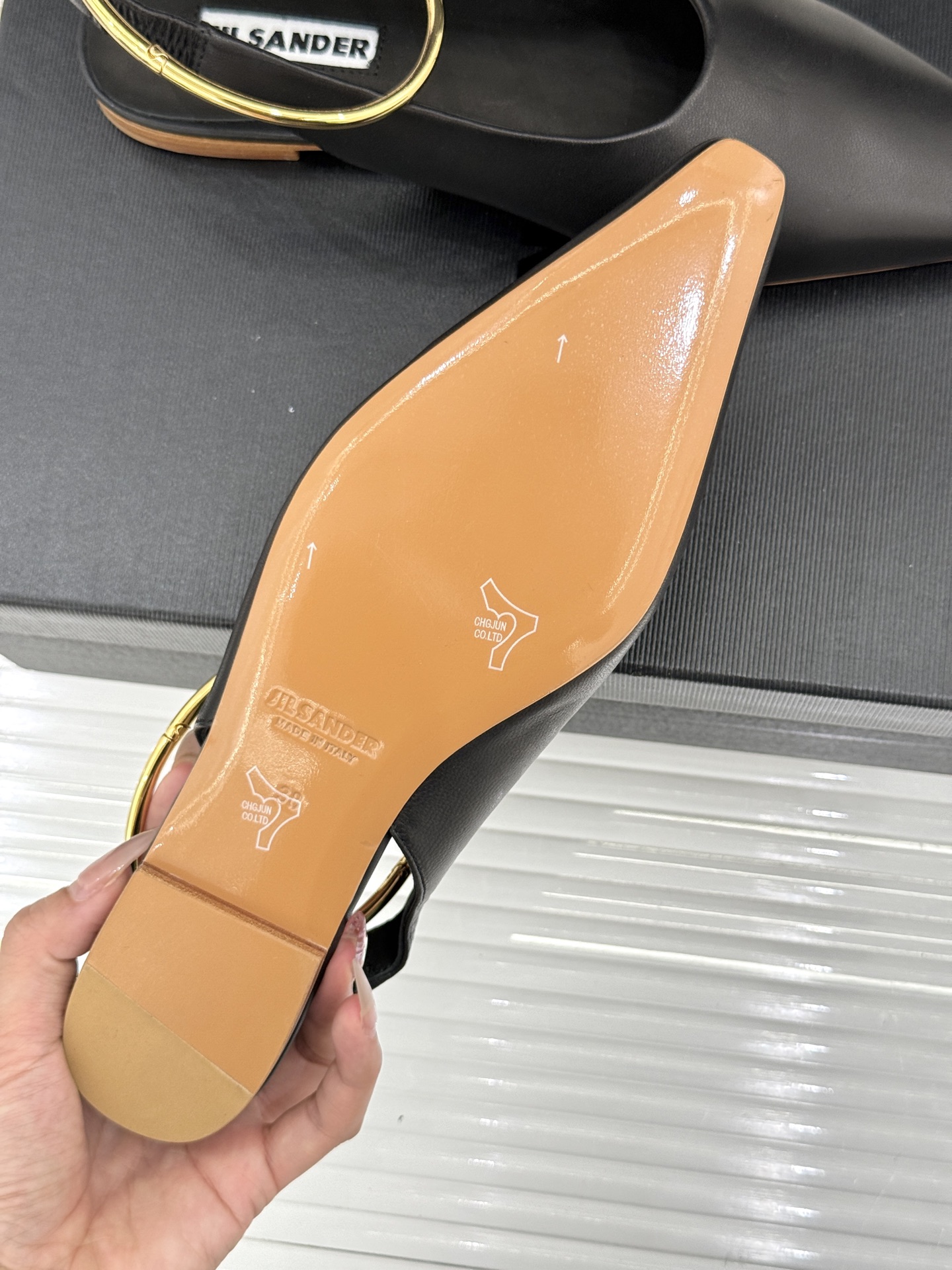 Jil Sander/吉尔桑达26WF新品镂空脚环平底芭蕾舞鞋以极简美学重构优雅日常。利落鞋型搭配精致镂