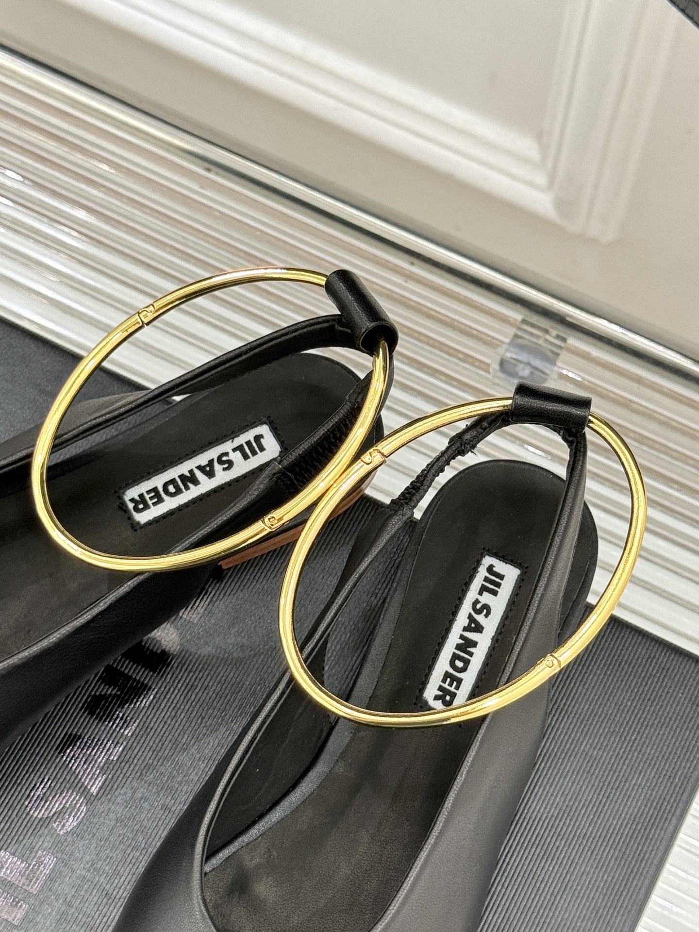 Jil Sander/吉尔桑达26WF新品镂空脚环平底芭蕾舞鞋以极简美学重构优雅日常。利落鞋型搭配精致镂