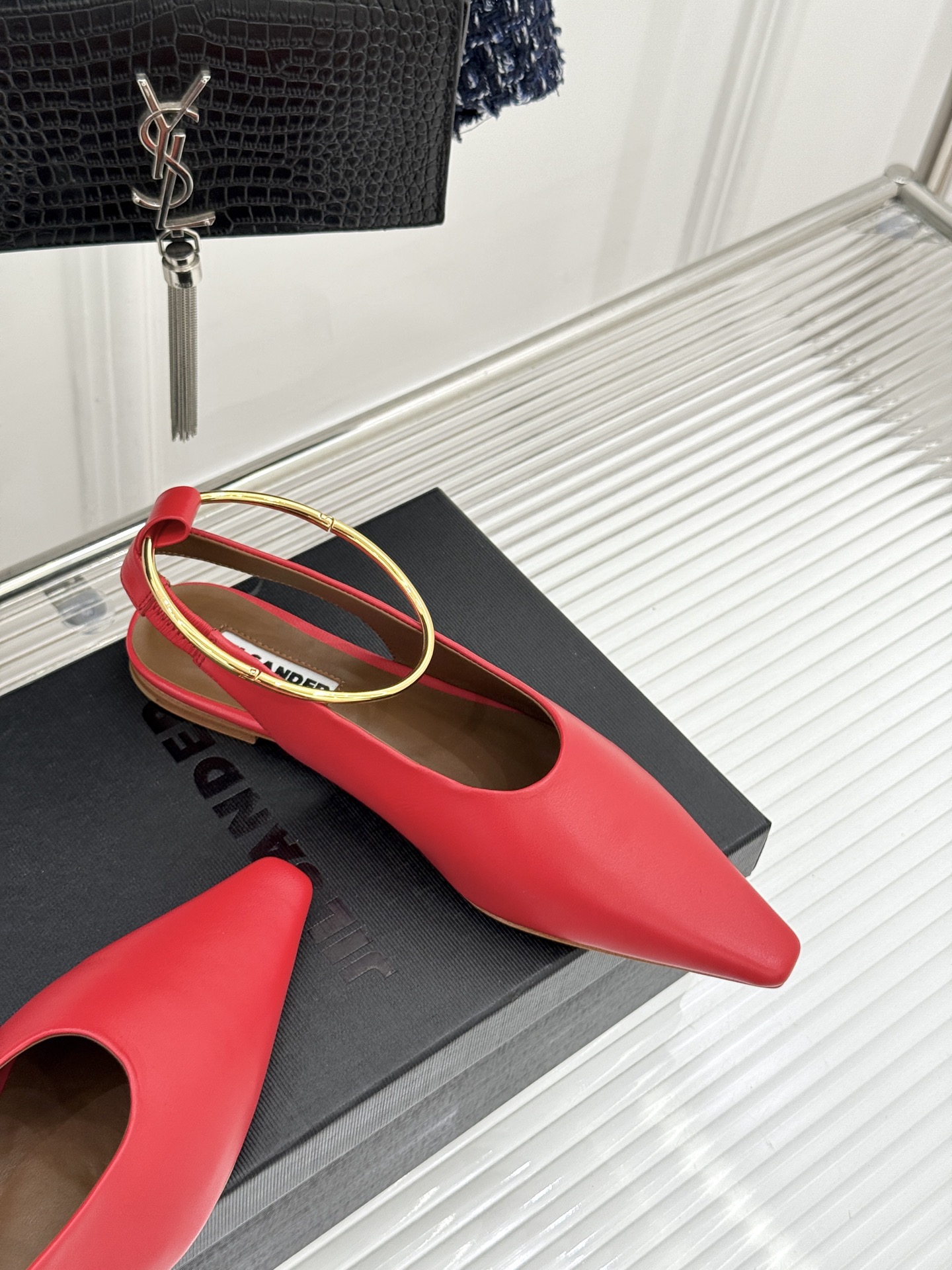 Jil Sander/吉尔桑达26WF新品镂空脚环平底芭蕾舞鞋以极简美学重构优雅日常。利落鞋型搭配精致镂