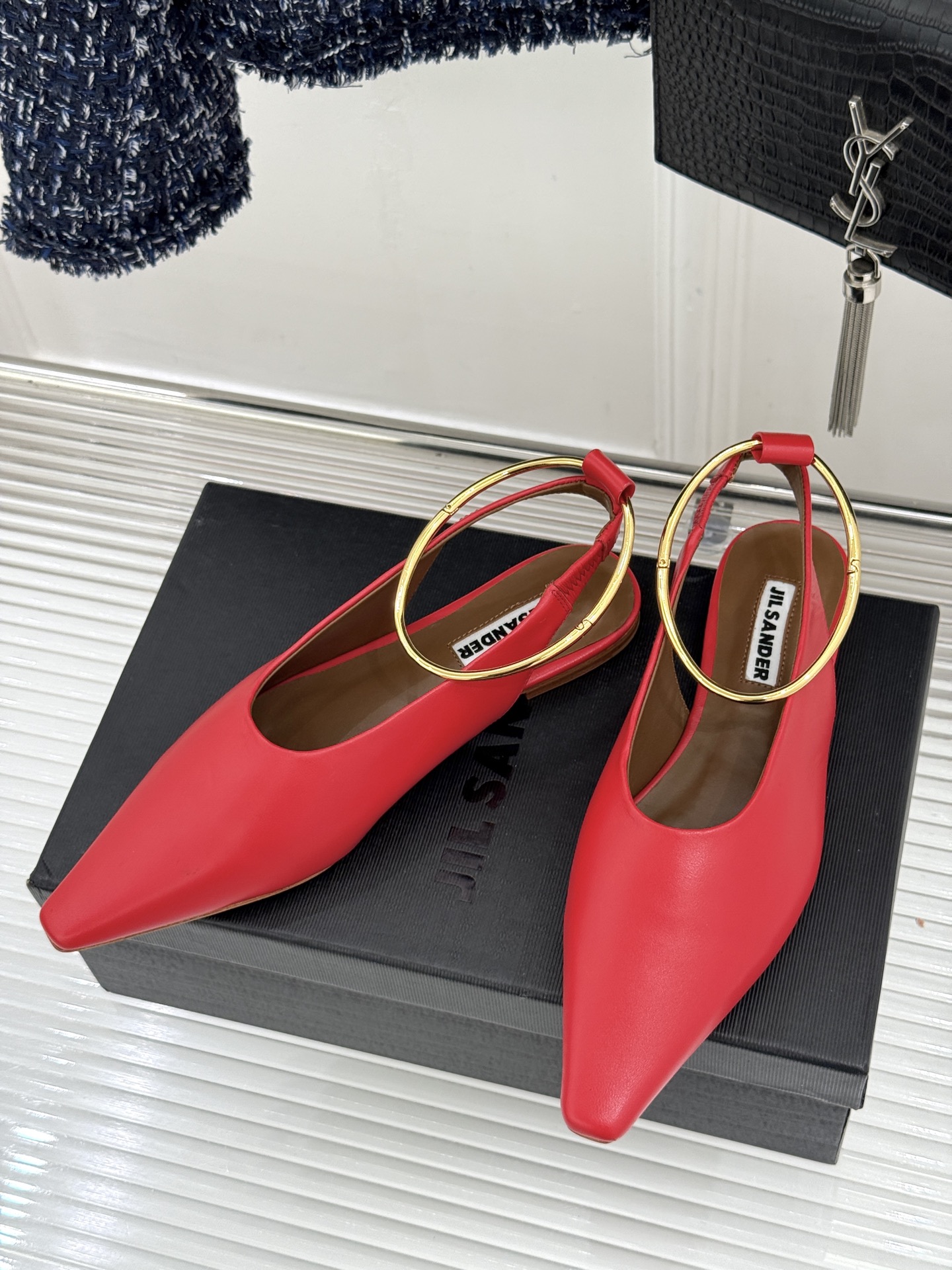 Jil Sander/吉尔桑达26WF新品镂空脚环平底芭蕾舞鞋以极简美学重构优雅日常。利落鞋型搭配精致镂