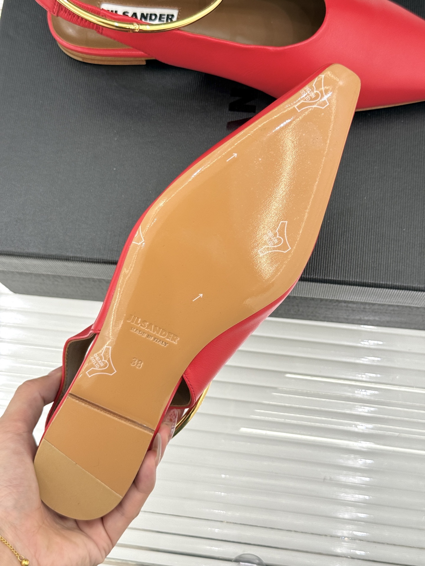 Jil Sander/吉尔桑达26WF新品镂空脚环平底芭蕾舞鞋以极简美学重构优雅日常。利落鞋型搭配精致镂