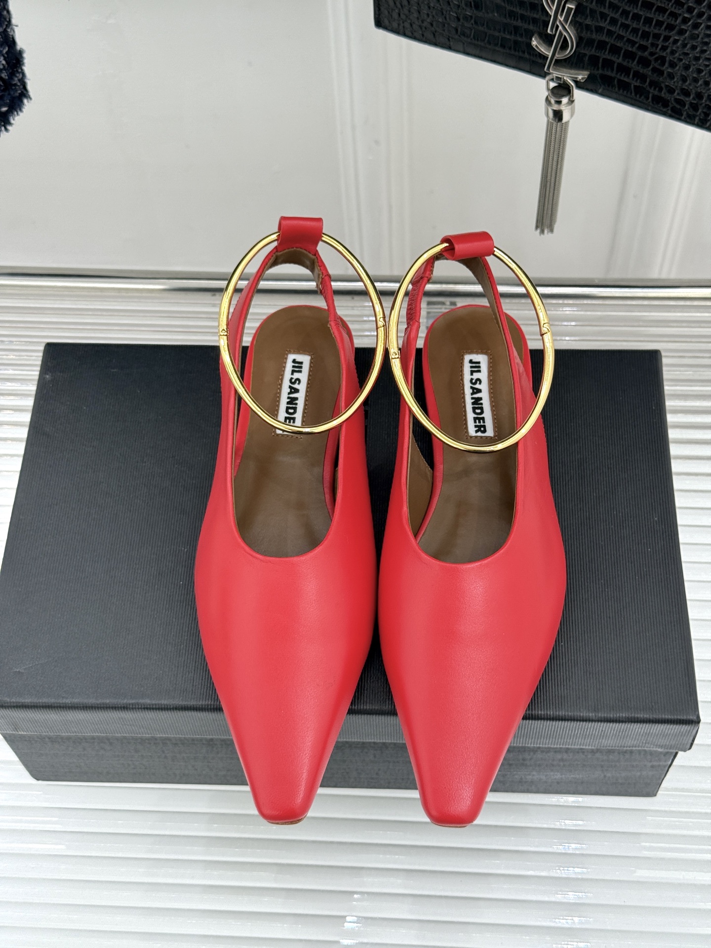 Jil Sander/吉尔桑达26WF新品镂空脚环平底芭蕾舞鞋以极简美学重构优雅日常。利落鞋型搭配精致镂