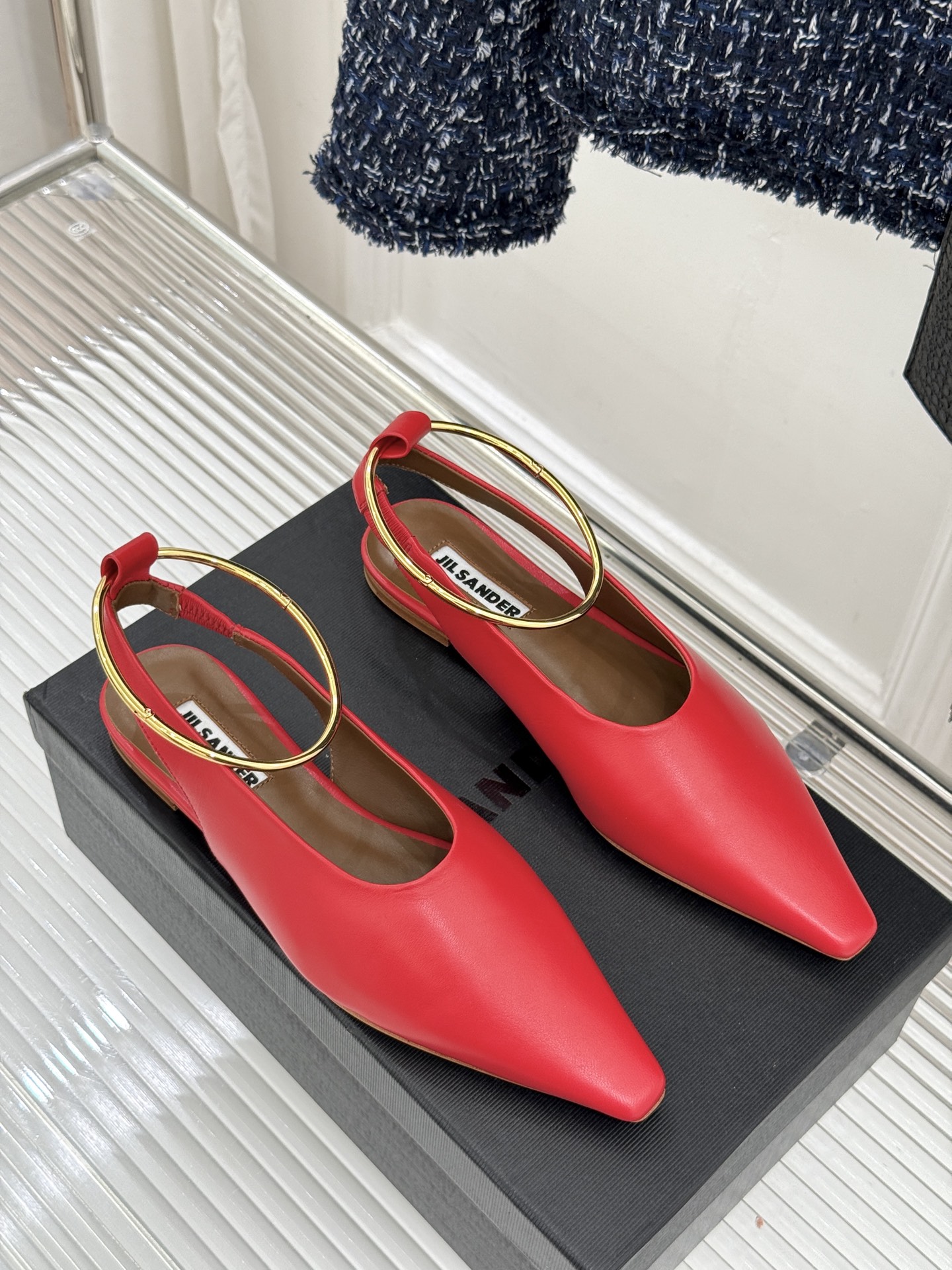 Jil Sander/吉尔桑达26WF新品镂空脚环平底芭蕾舞鞋以极简美学重构优雅日常。利落鞋型搭配精致镂