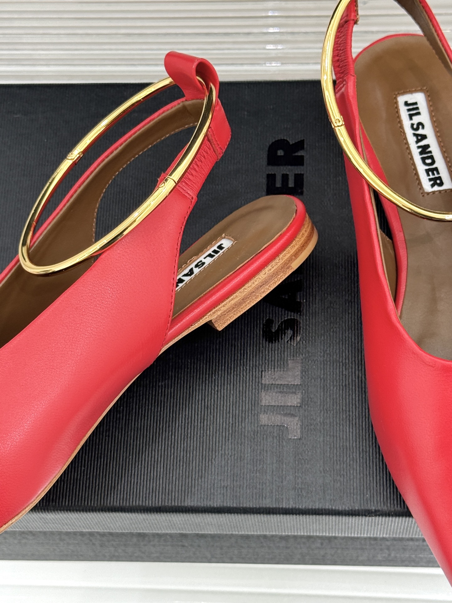 Jil Sander/吉尔桑达26WF新品镂空脚环平底芭蕾舞鞋以极简美学重构优雅日常。利落鞋型搭配精致镂