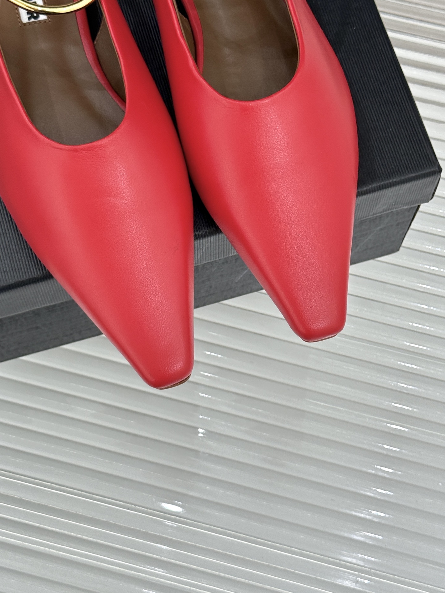 Jil Sander/吉尔桑达26WF新品镂空脚环平底芭蕾舞鞋以极简美学重构优雅日常。利落鞋型搭配精致镂