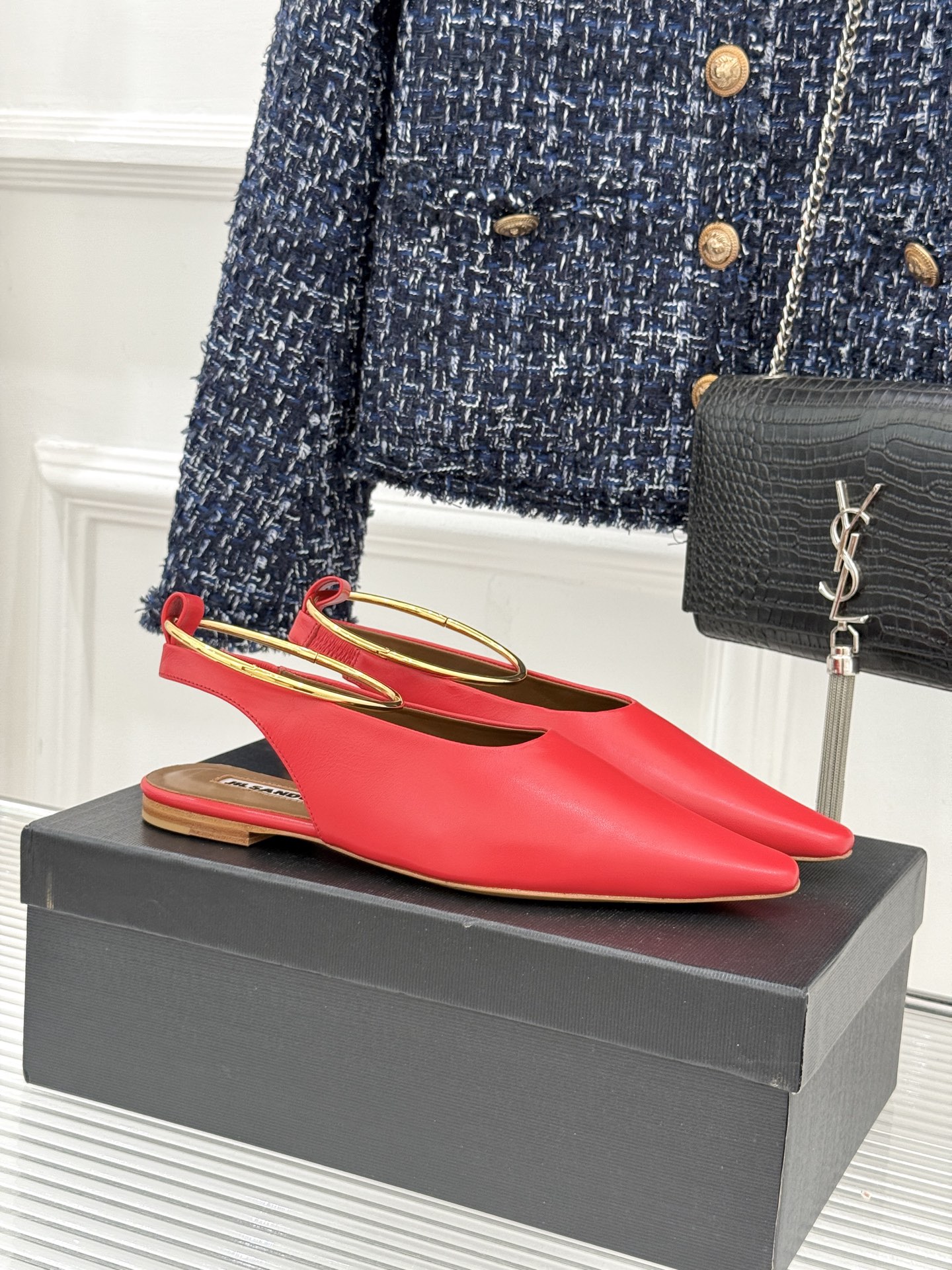 Jil Sander/吉尔桑达26WF新品镂空脚环平底芭蕾舞鞋以极简美学重构优雅日常。利落鞋型搭配精致镂