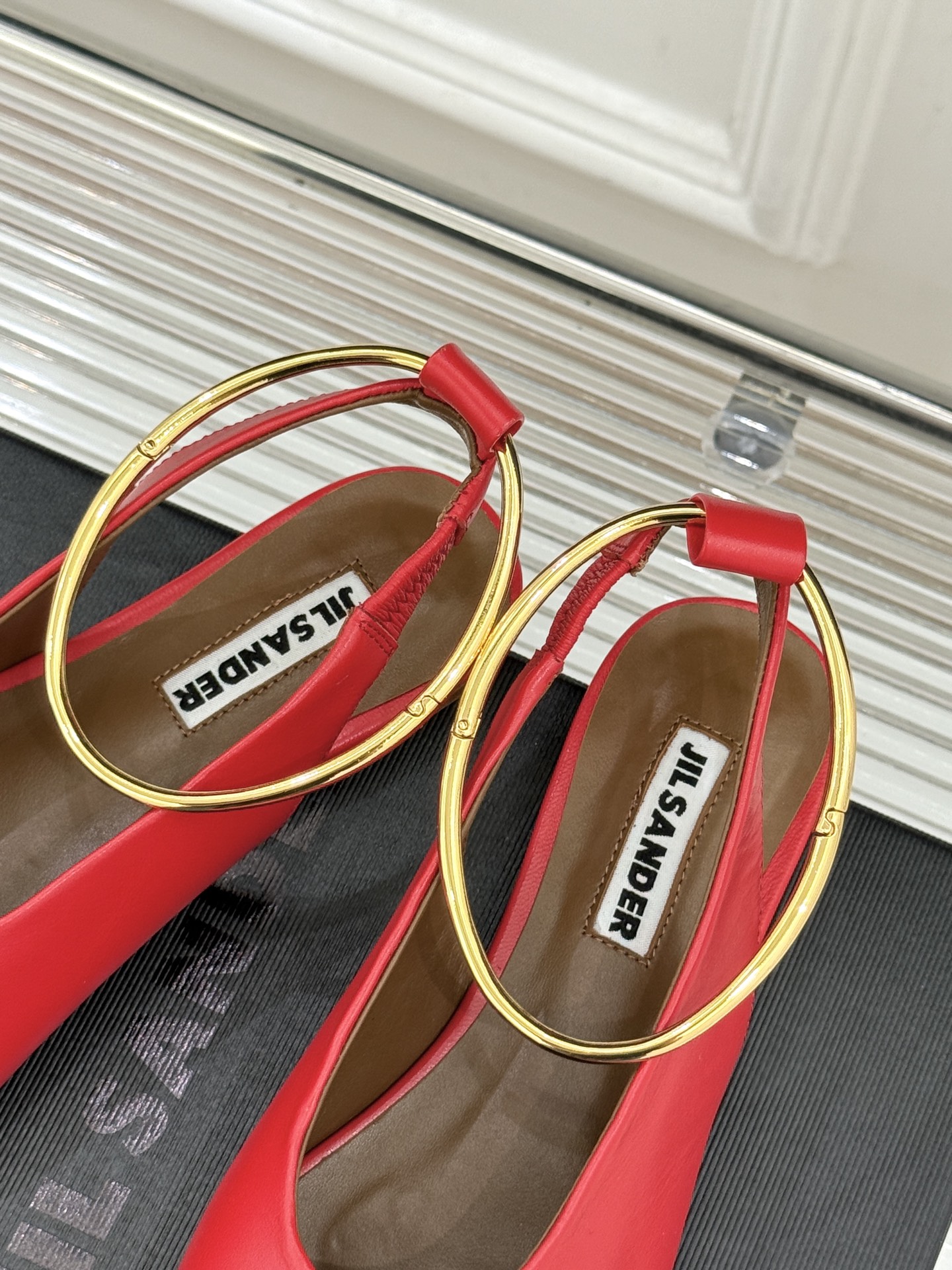 Jil Sander/吉尔桑达26WF新品镂空脚环平底芭蕾舞鞋以极简美学重构优雅日常。利落鞋型搭配精致镂