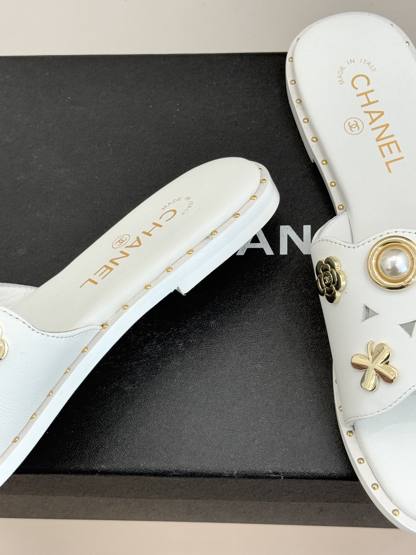 CHANE* ｜小香经典双C五金镂空平底懒人拖鞋将法式慵懒与经典格调完美融合。利落平底设计自在随性上脚轻