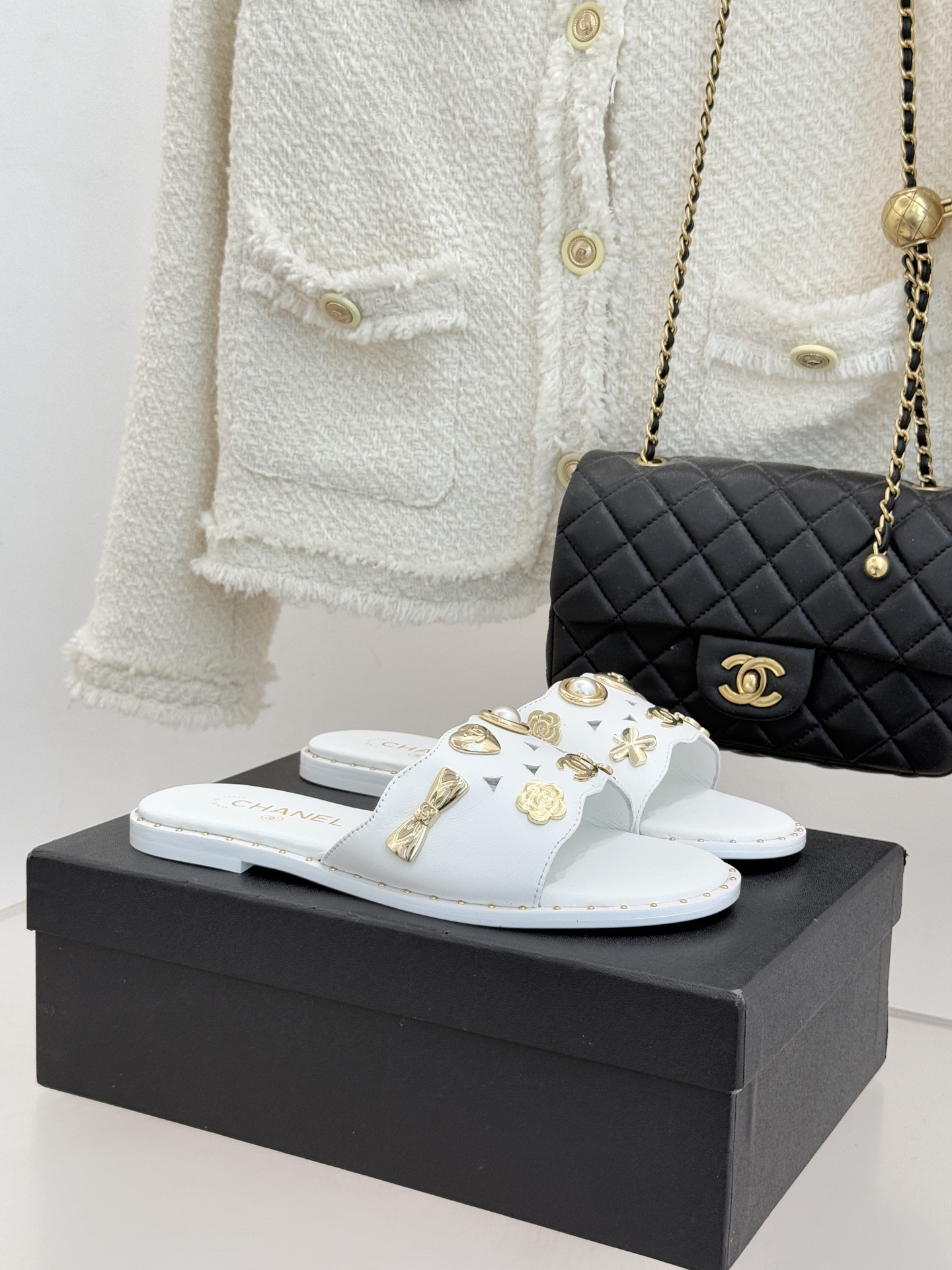 CHANE* ｜小香经典双C五金镂空平底懒人拖鞋将法式慵懒与经典格调完美融合。利落平底设计自在随性上脚轻