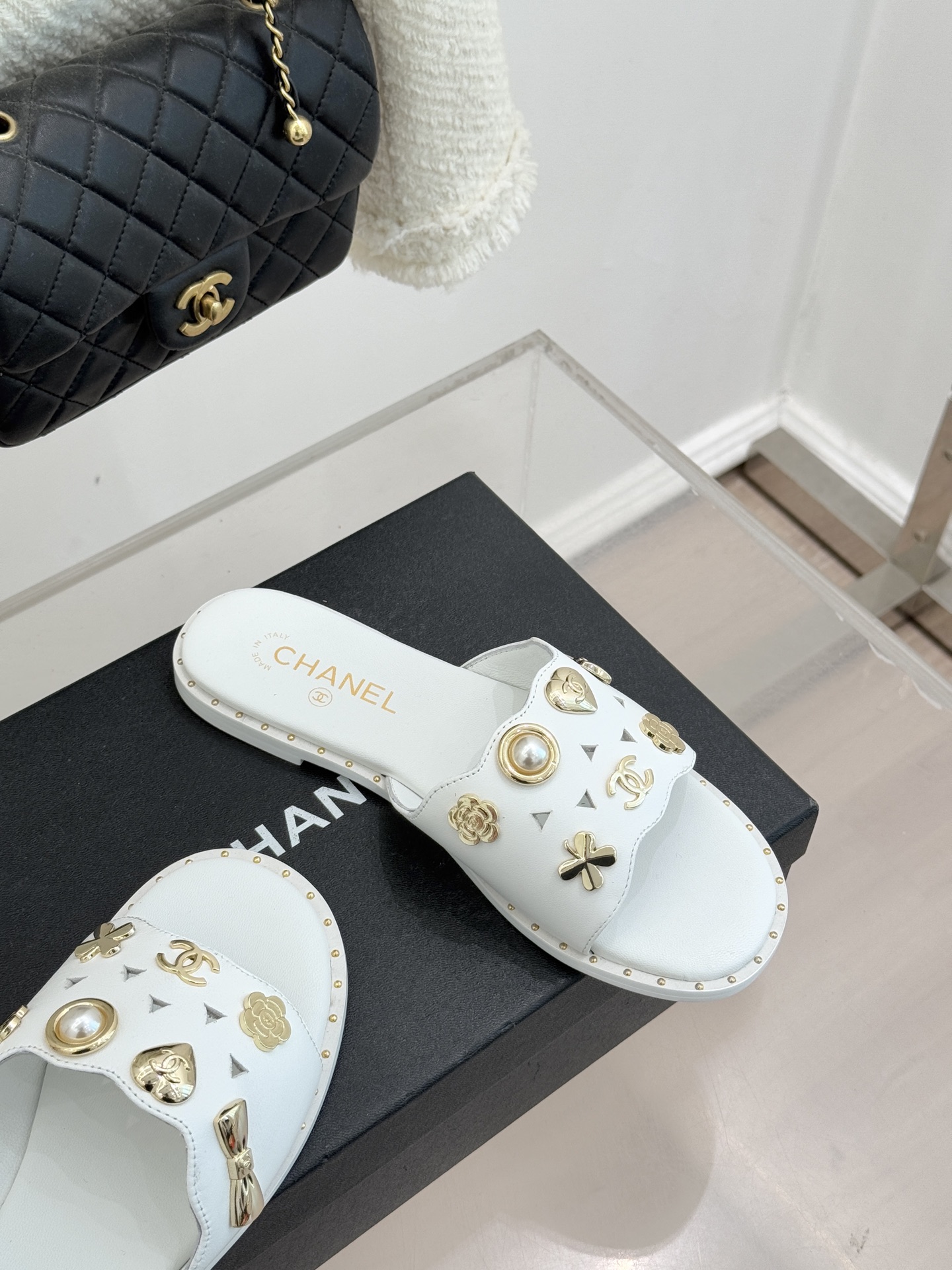 CHANE* ｜小香经典双C五金镂空平底懒人拖鞋将法式慵懒与经典格调完美融合。利落平底设计自在随性上脚轻