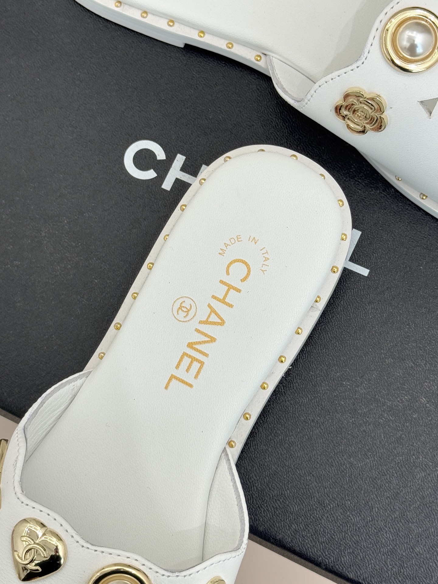 CHANE* ｜小香经典双C五金镂空平底懒人拖鞋将法式慵懒与经典格调完美融合。利落平底设计自在随性上脚轻