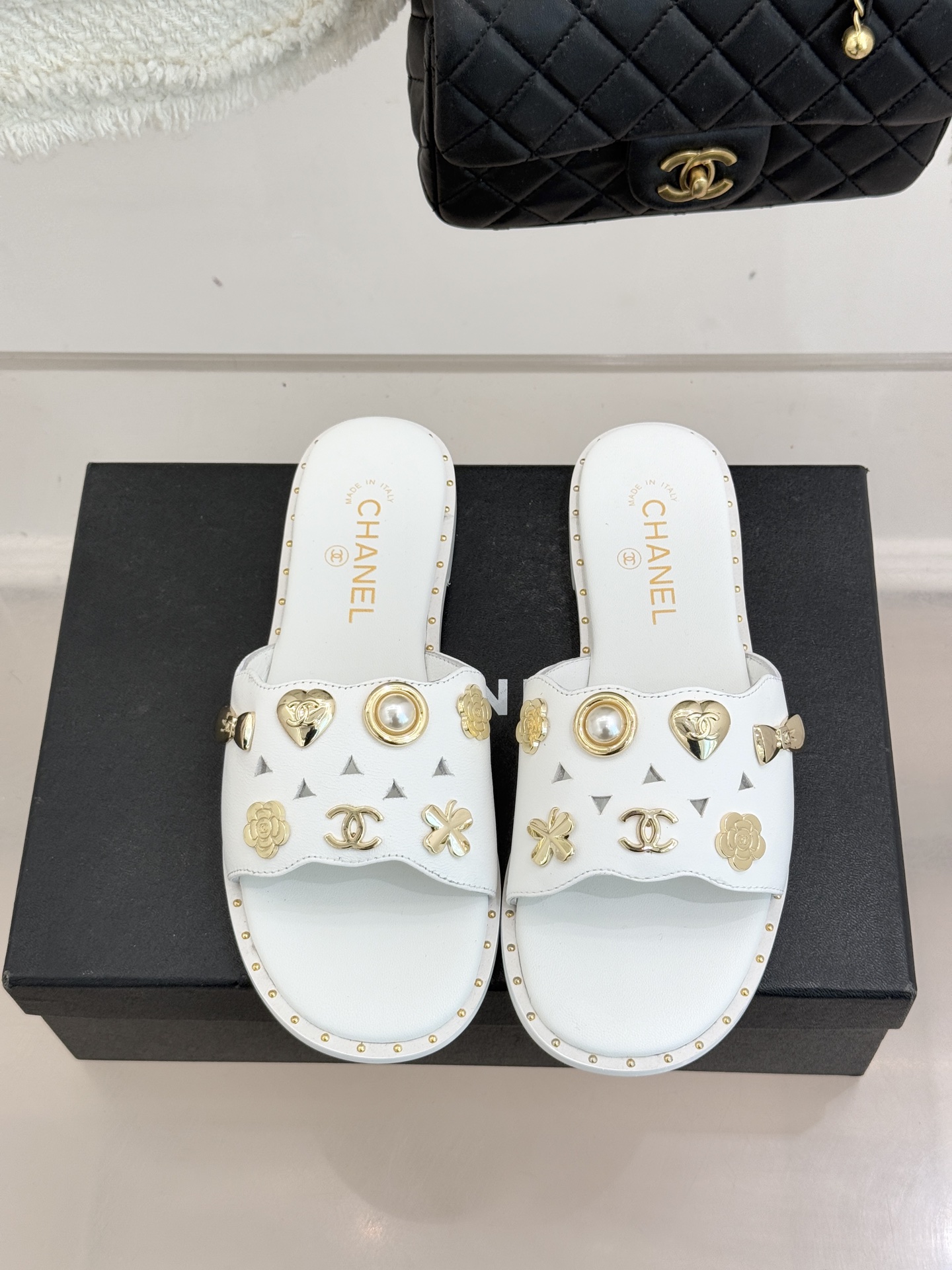 CHANE* ｜小香经典双C五金镂空平底懒人拖鞋将法式慵懒与经典格调完美融合。利落平底设计自在随性上脚轻