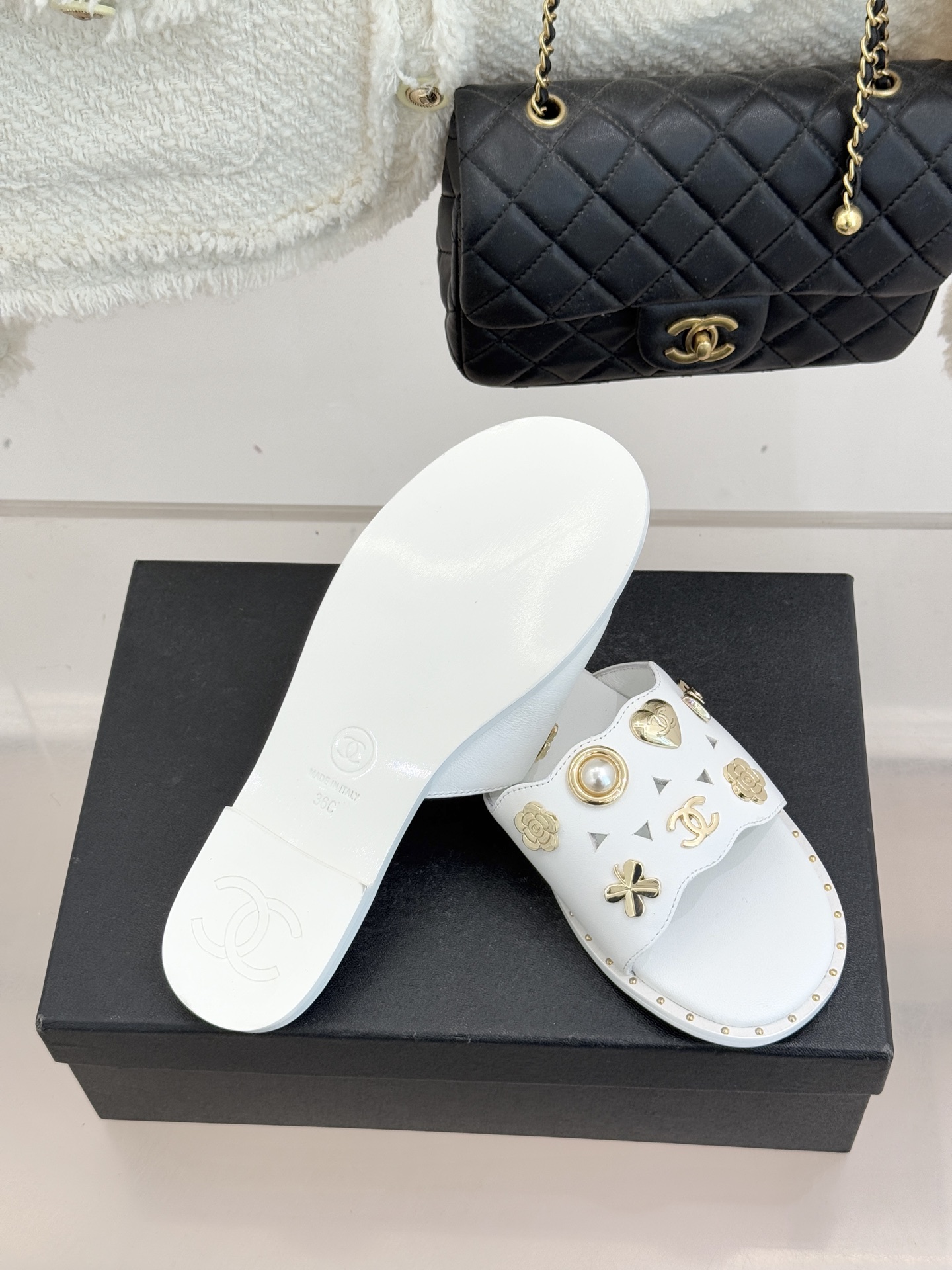 CHANE* ｜小香经典双C五金镂空平底懒人拖鞋将法式慵懒与经典格调完美融合。利落平底设计自在随性上脚轻