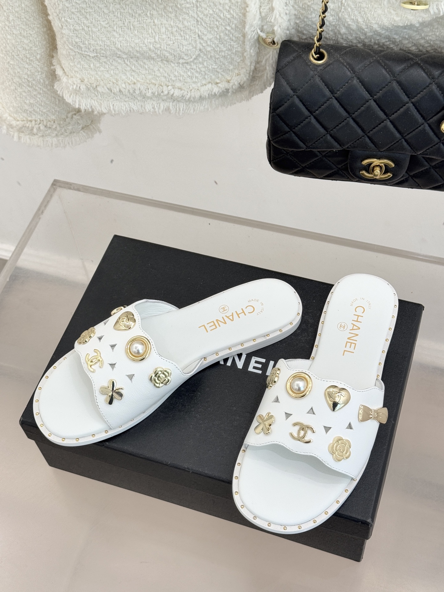 CHANE* ｜小香经典双C五金镂空平底懒人拖鞋将法式慵懒与经典格调完美融合。利落平底设计自在随性上脚轻